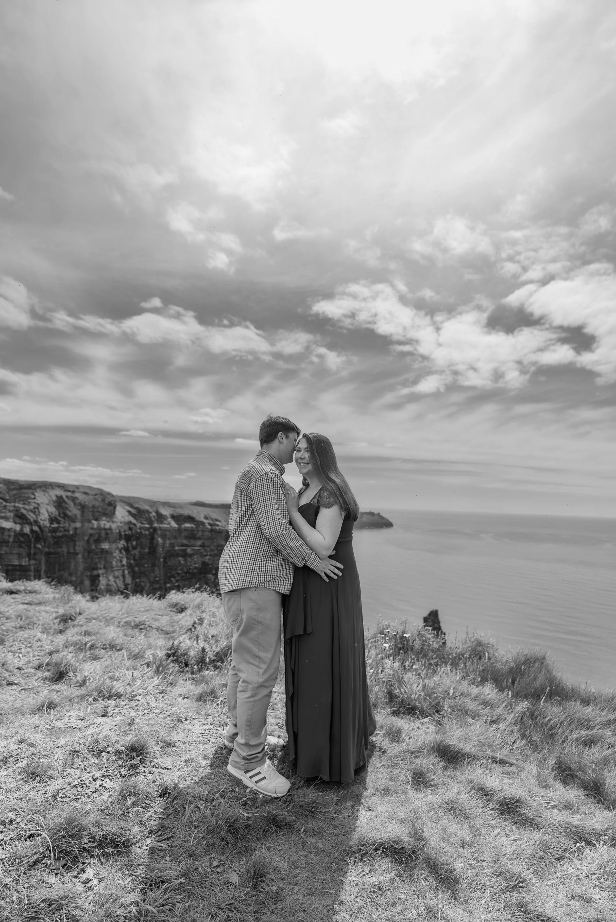cliffs-of-moher-county-clare-ireland-maternity-session-black-and-white-embrace.jpg