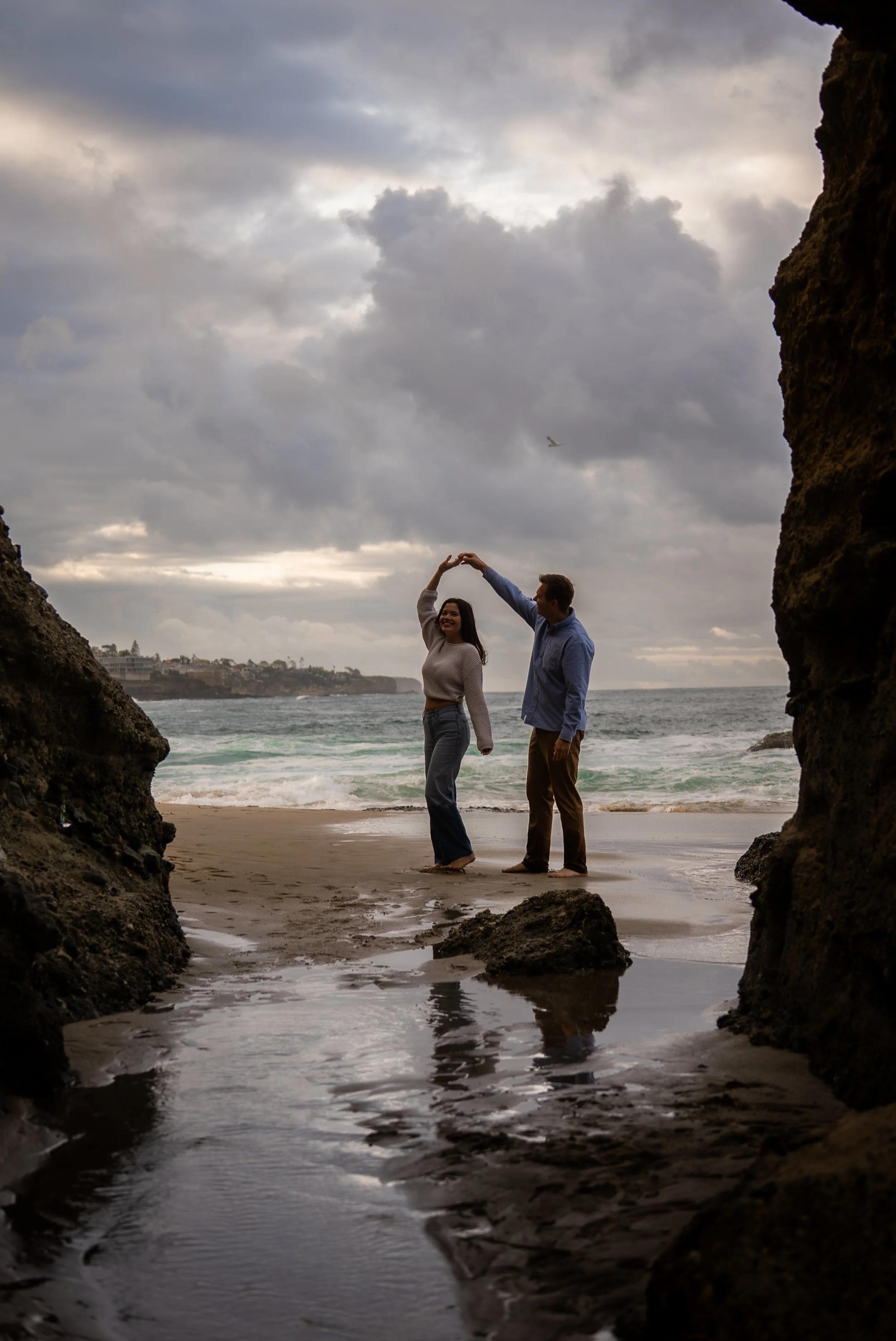 laguna-beach-couples-photographer-silhouette-beach.jpg