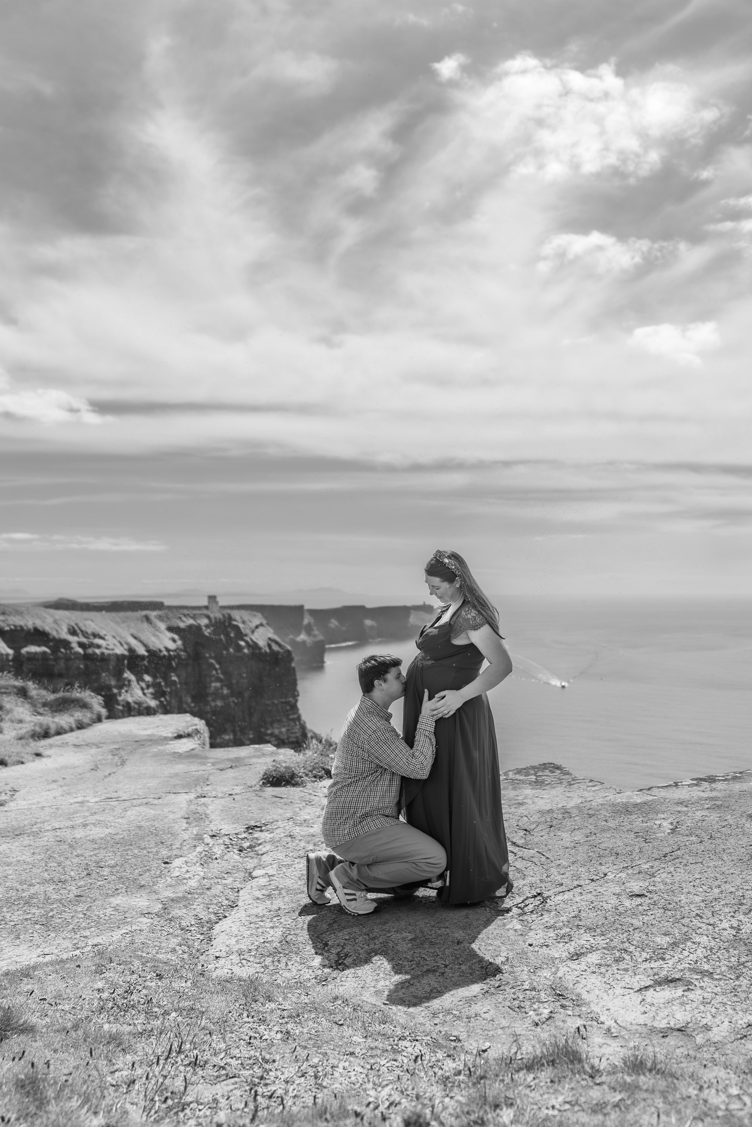 cliffs-of-moher-county-clare-ireland-maternity-session-black-and-white-kneeling.jpg