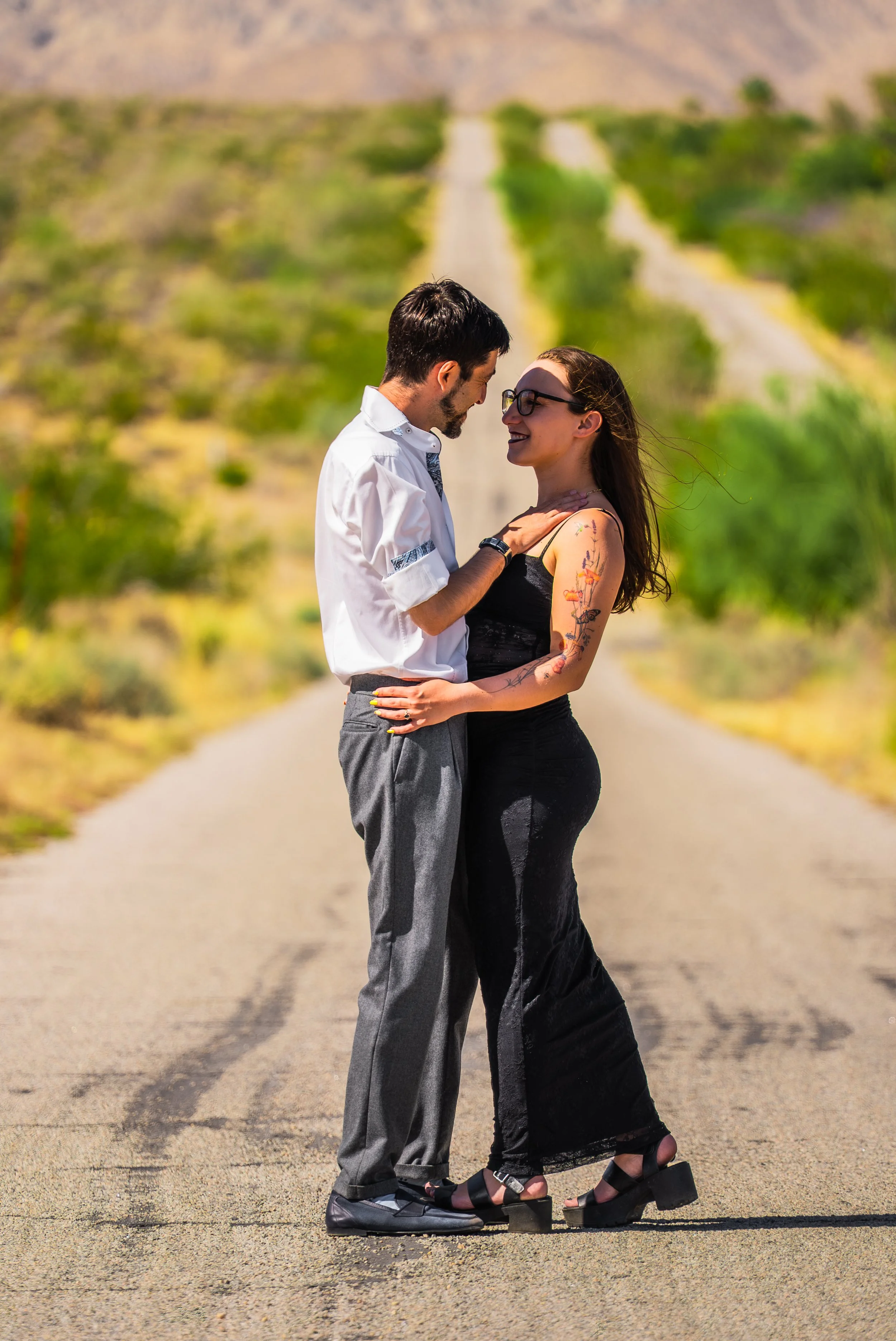 borrego-springs-couples-photographer-roadside-portrait.jpg