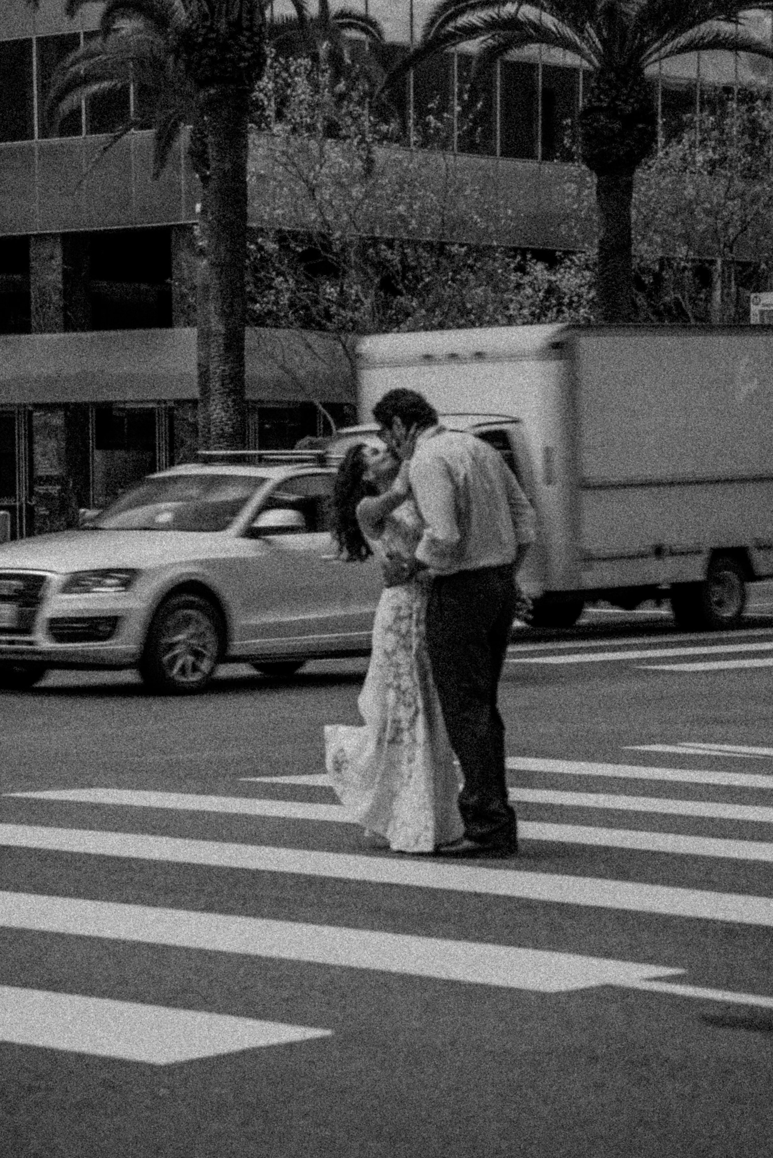 downtown-los-angeles-couples-session-crosswalk-kiss-black-and-white.jpg