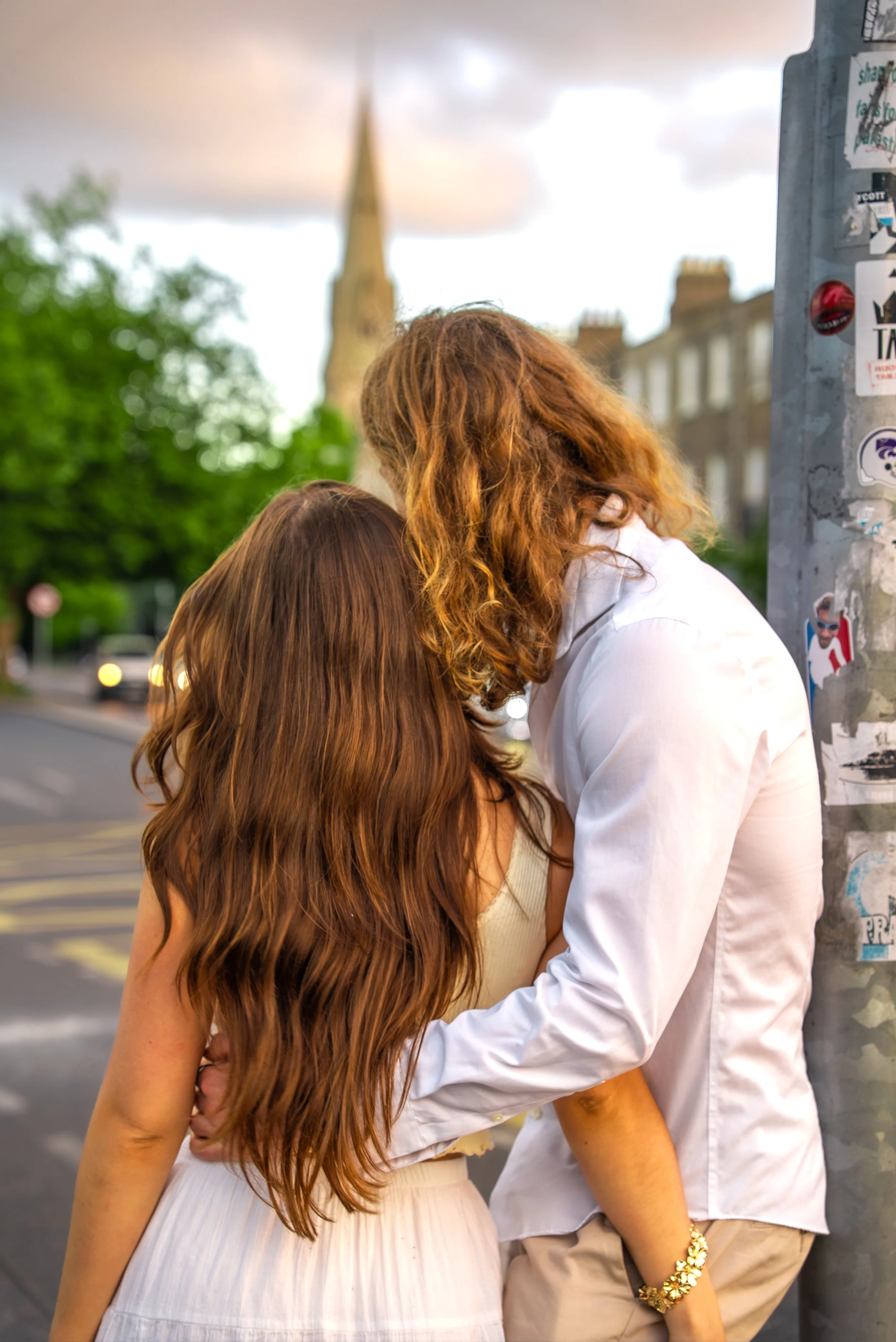 dublin-ireland-couples-photographer-close-city-embrace.jpg