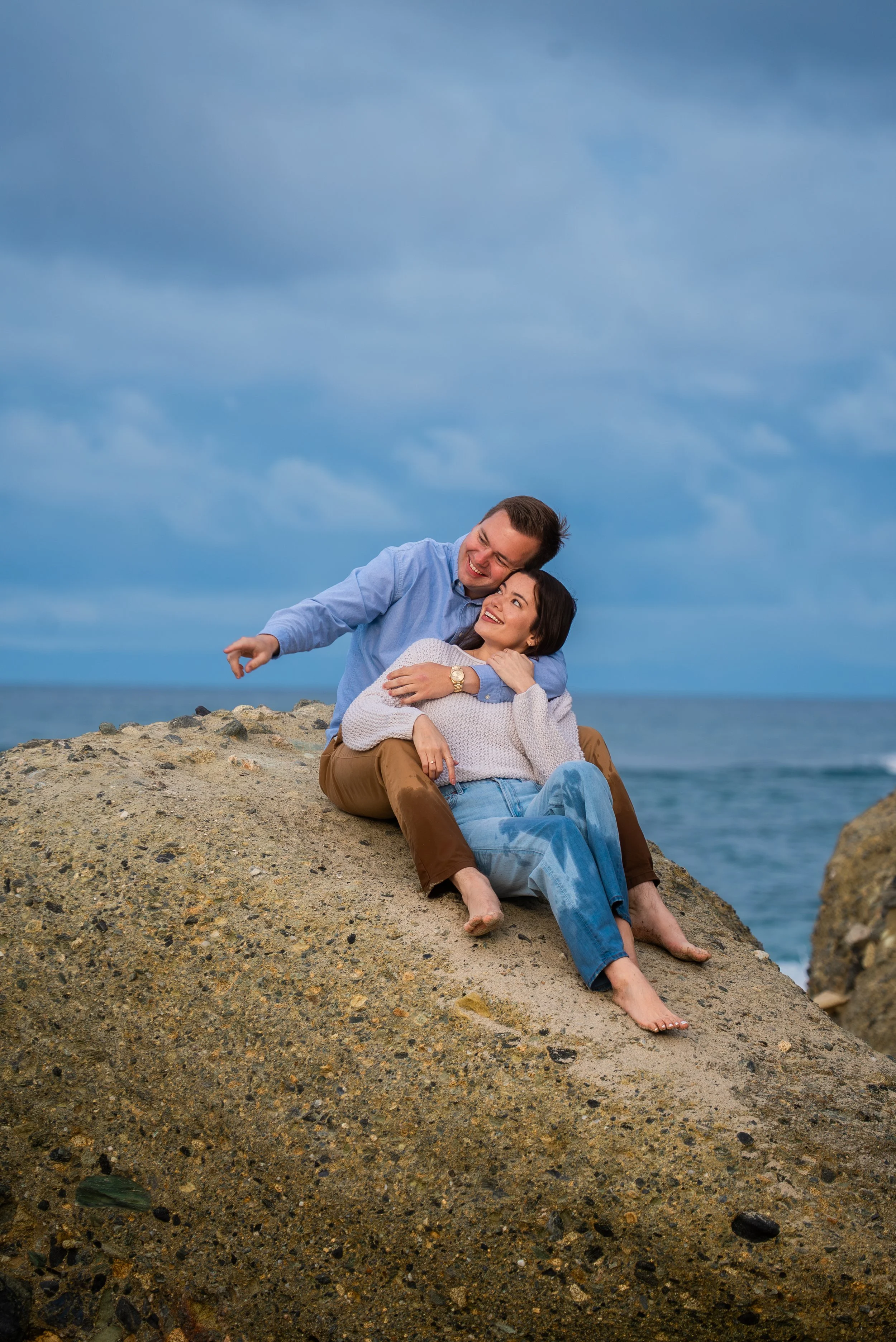 laguna-beach-couples-photographer-couple-on-boulder.jpg
