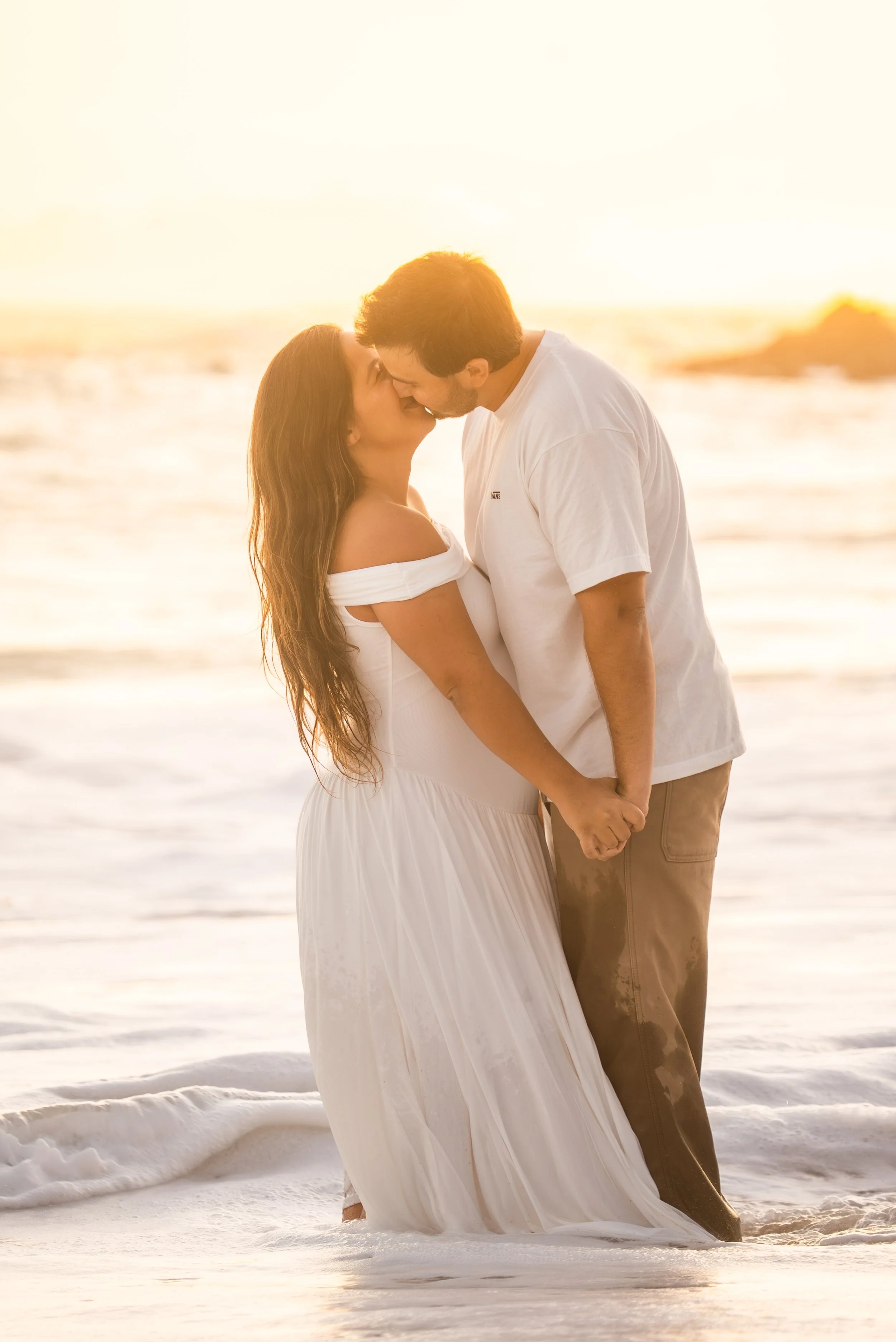 crescent-bay-beach-laguna-beach-ca-maternity-session-golden-hour-kiss.jpg