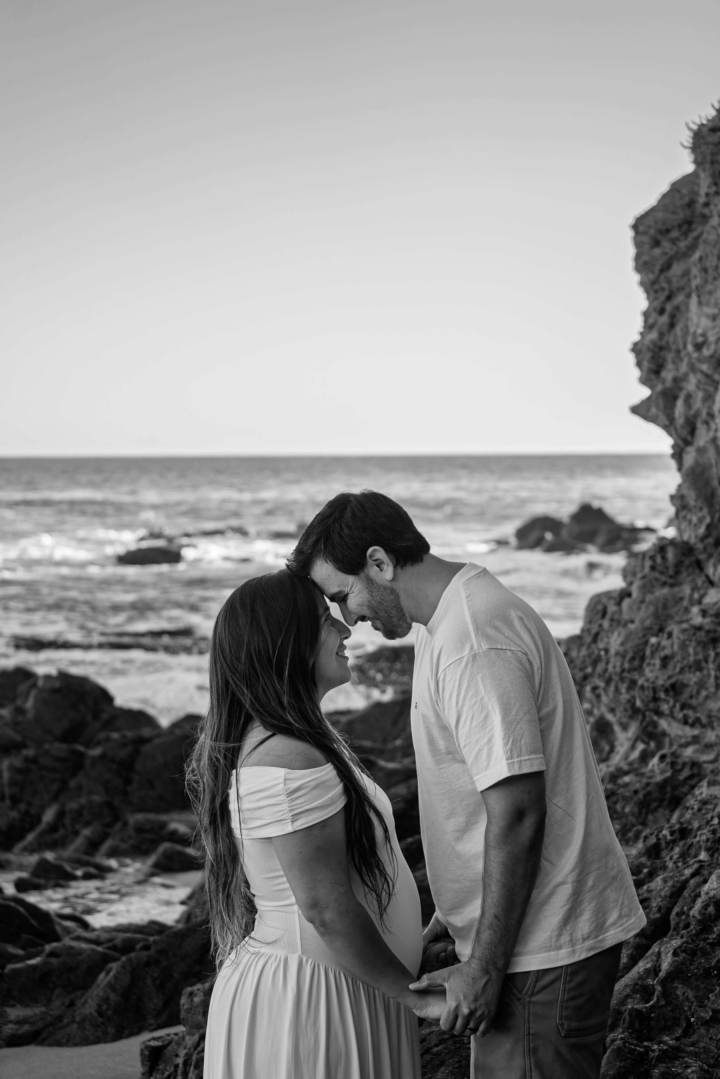 crescent-bay-beach-laguna-beach-ca-maternity-session-black-and-white-head-touch.jpg