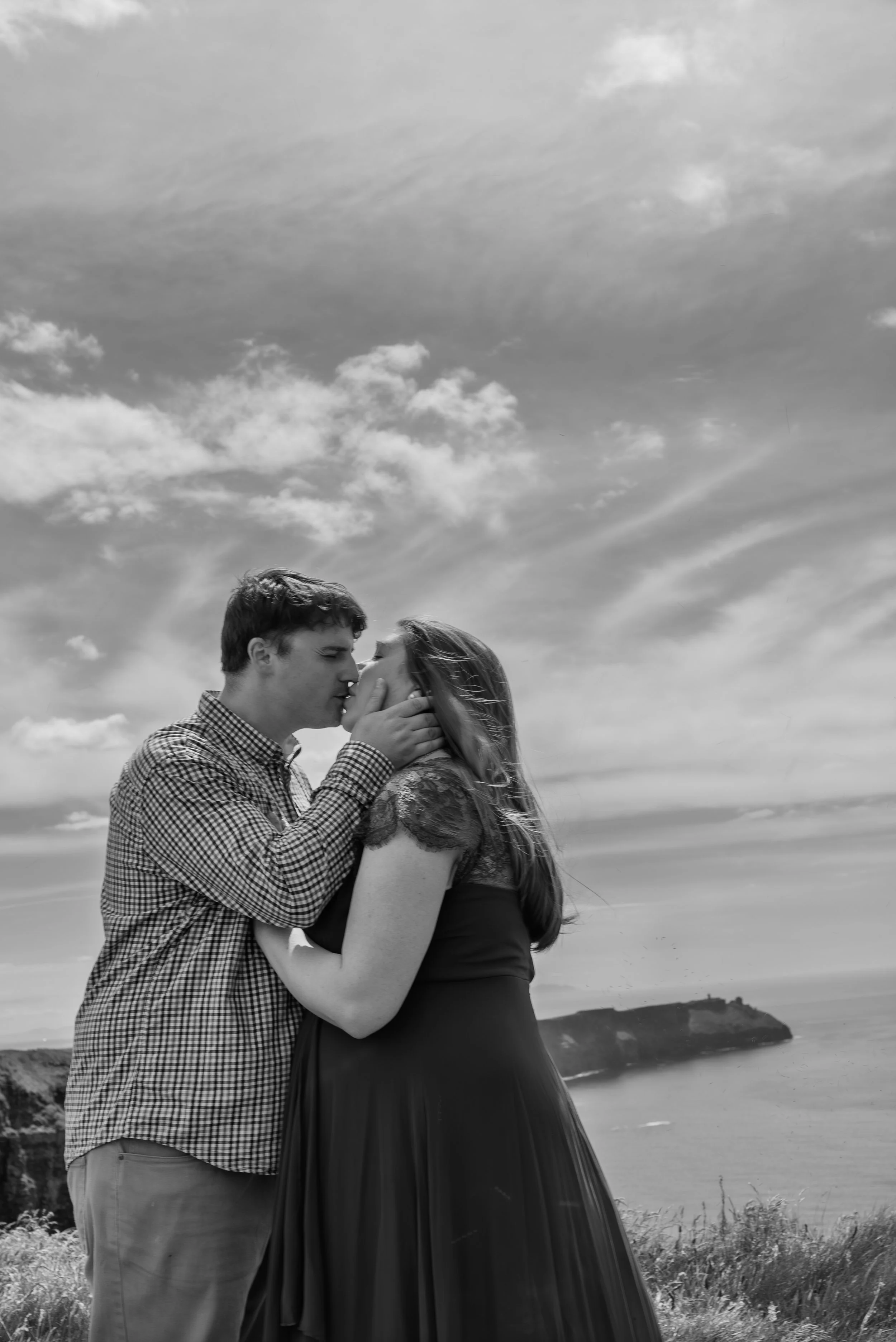cliffs-of-moher-county-clare-ireland-maternity-session-black-and-white-close-up.jpg