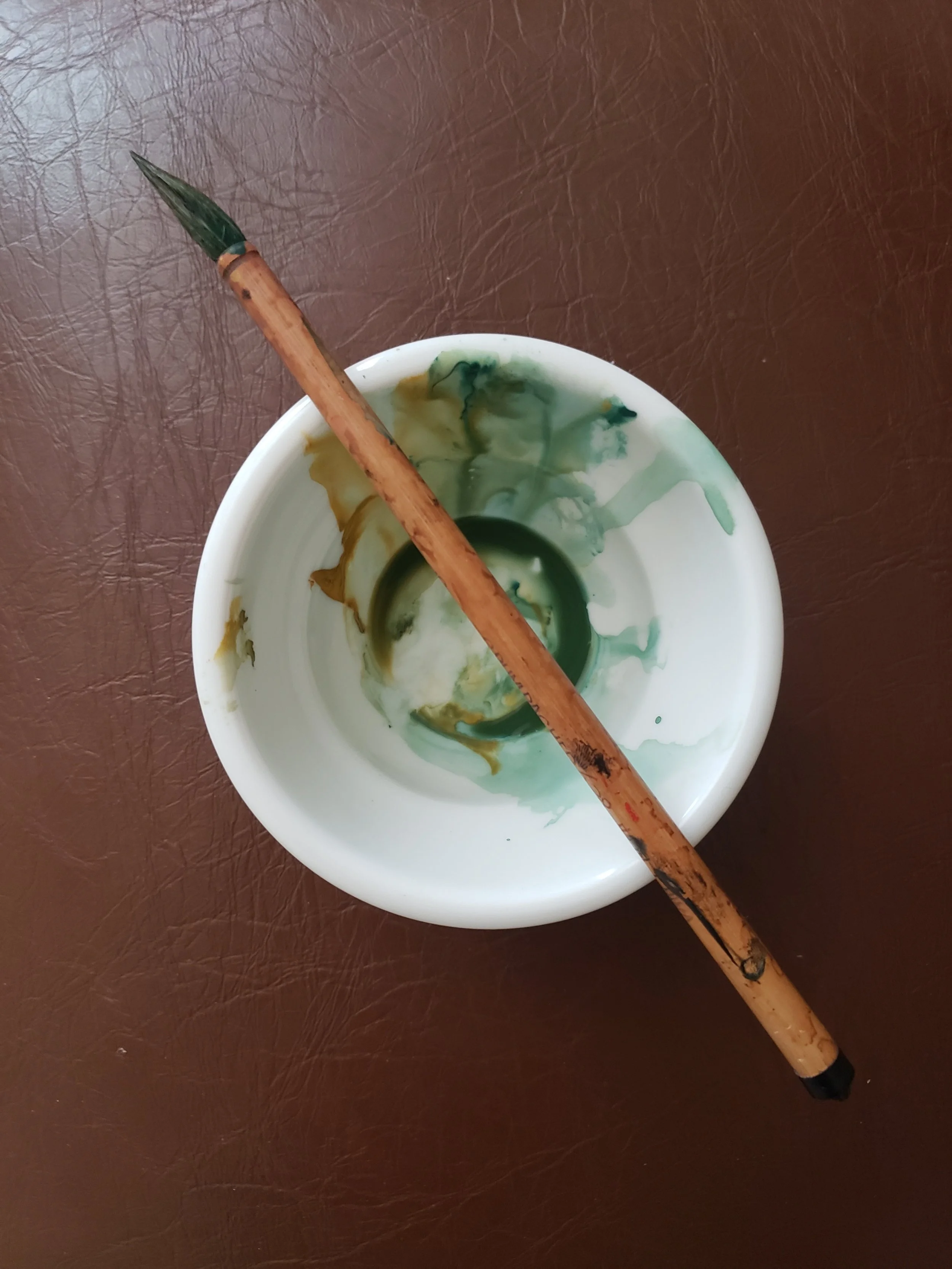 Single paint pot with balancing watercolor brush