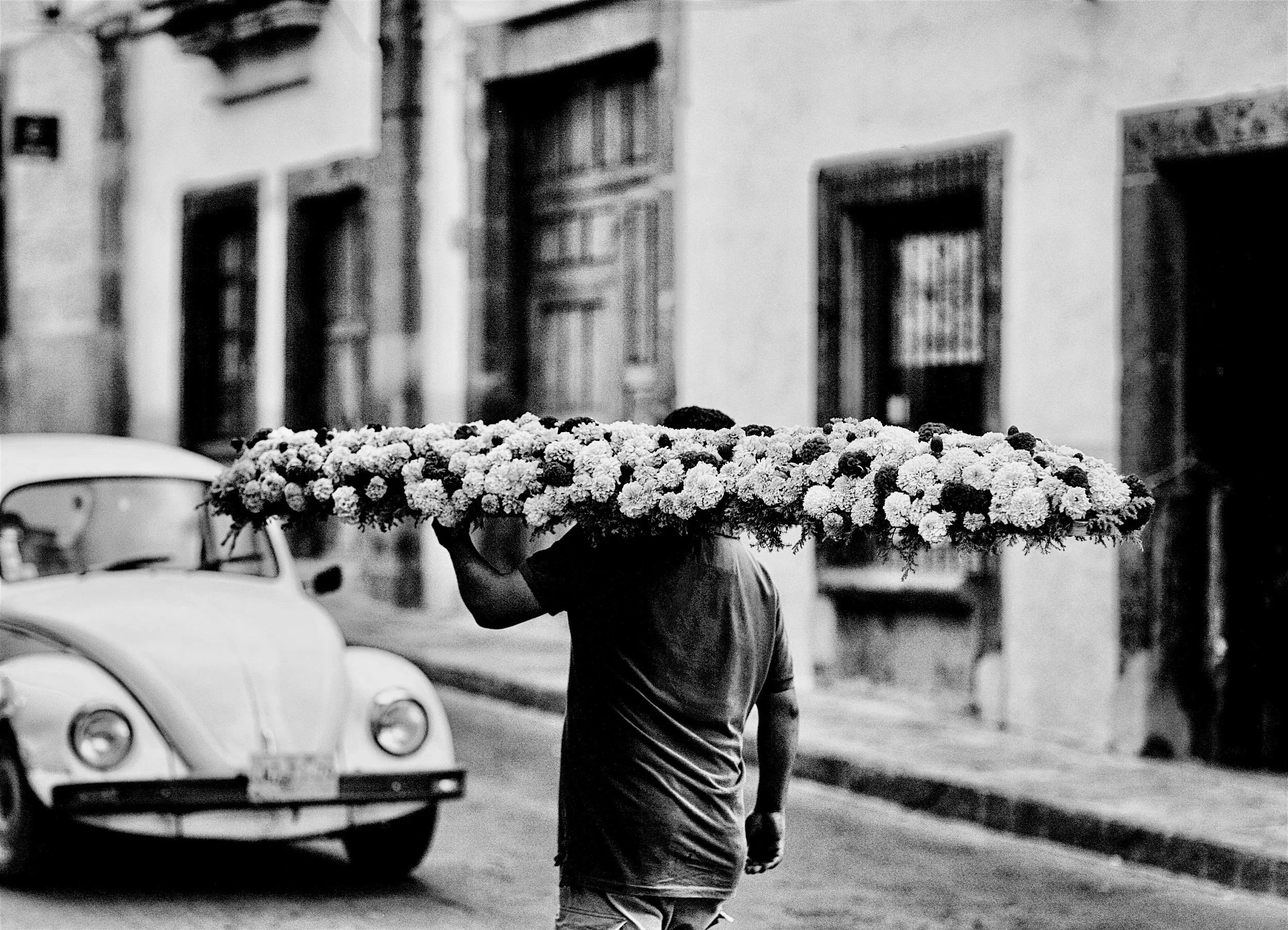 Laurie_Smith_Dia+de+Los+Muertos+Marigold+Vendor_10-10_San+Miguel+de+Allende%2C+Mexico.jpg
