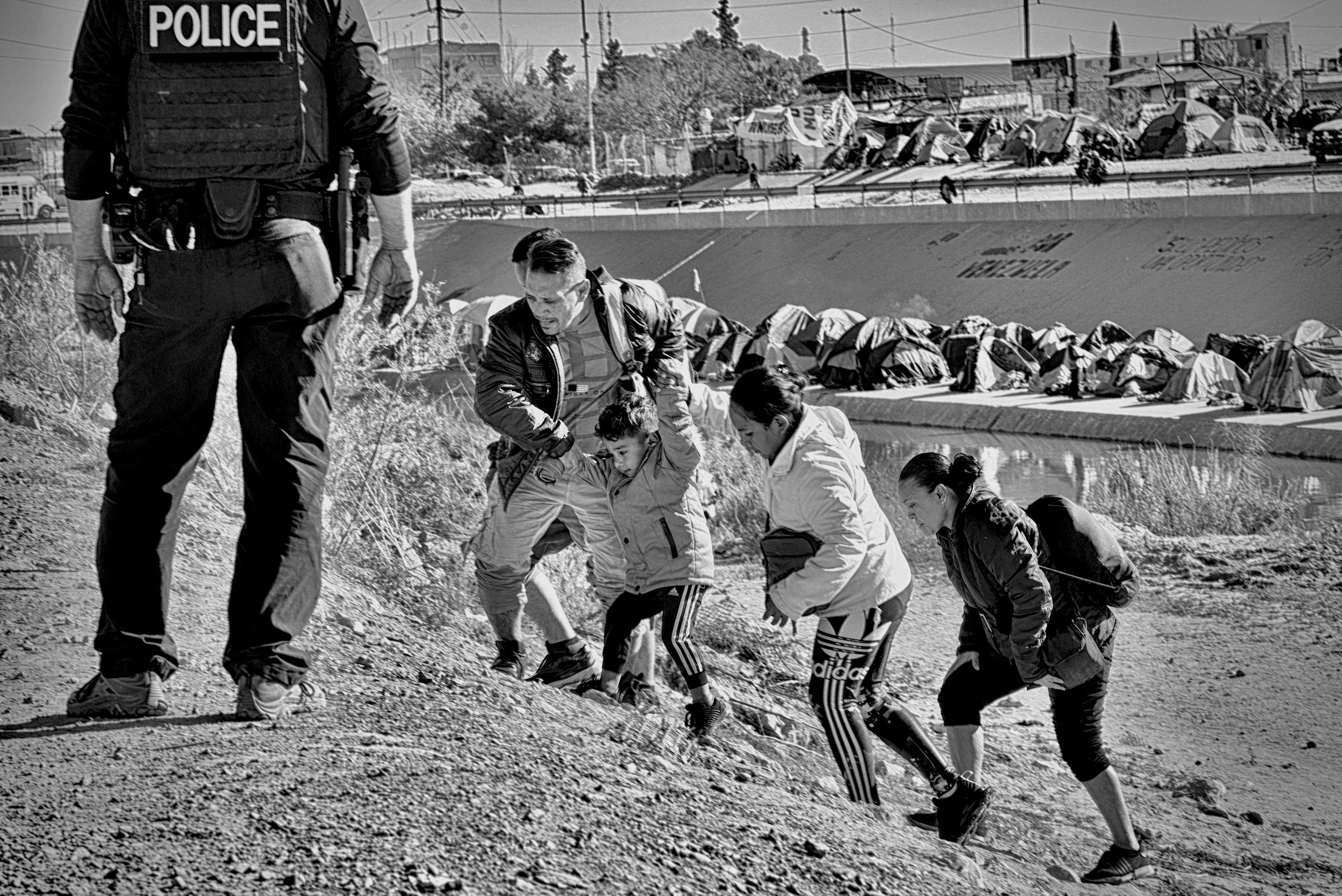 Venezuelan Family Seeking Asylum El Paso TX 2022.jpeg