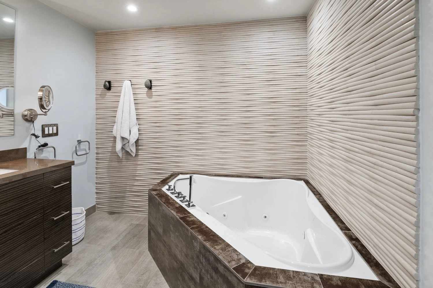 Intuition-Real Estate Photography-Bathtub-Hollywood 7.jpg