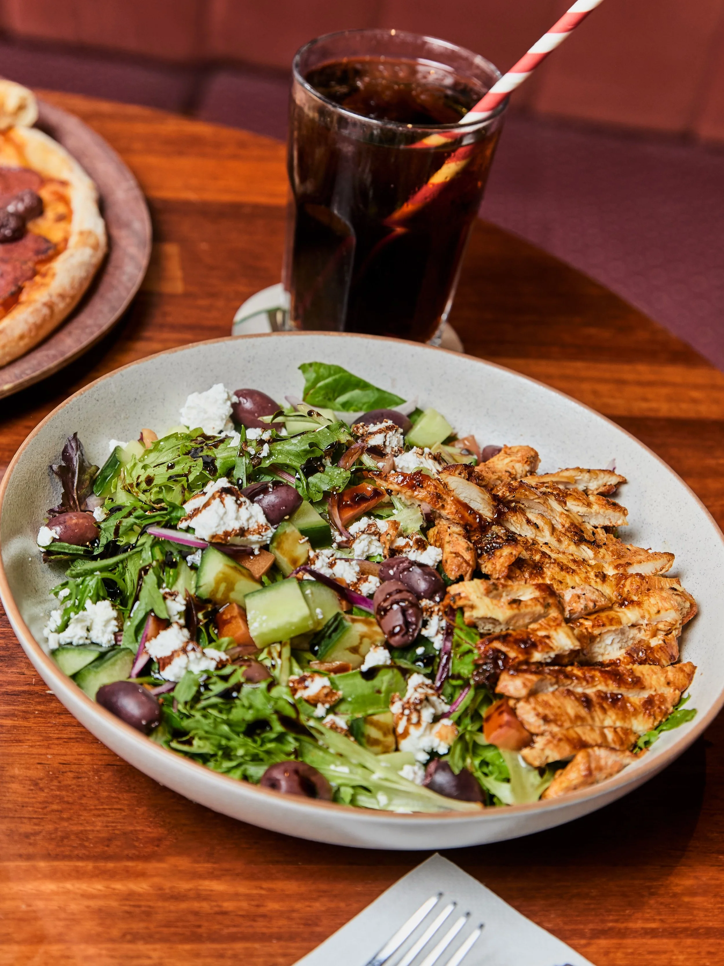 What&rsquo;s better than great food and live sport on the big screens? 
A table full of mates to share it with. 👬

#foodie #sydneyfoodie #pub #pizza #steak