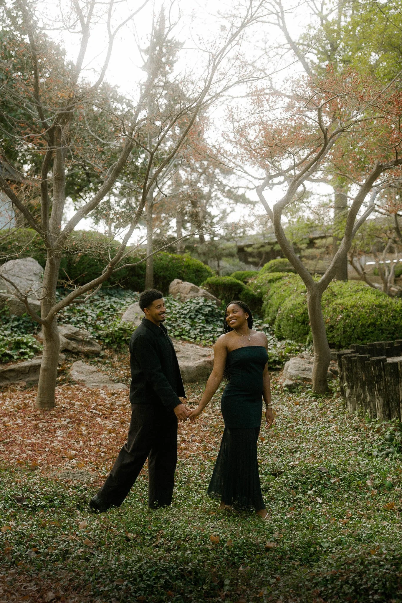 couple-walking-fort-worth-botanic-garden.jpg