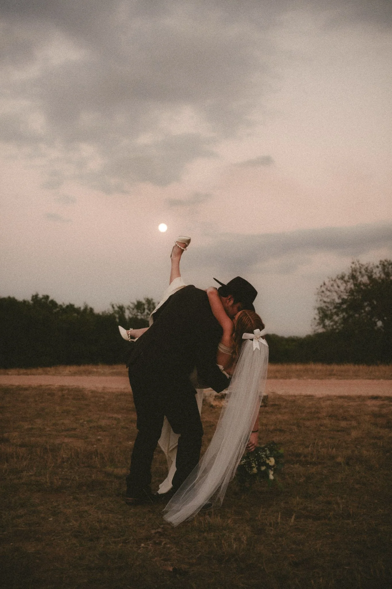 full-moon-wedding-dip-kiss-lampasas-texas.jpg