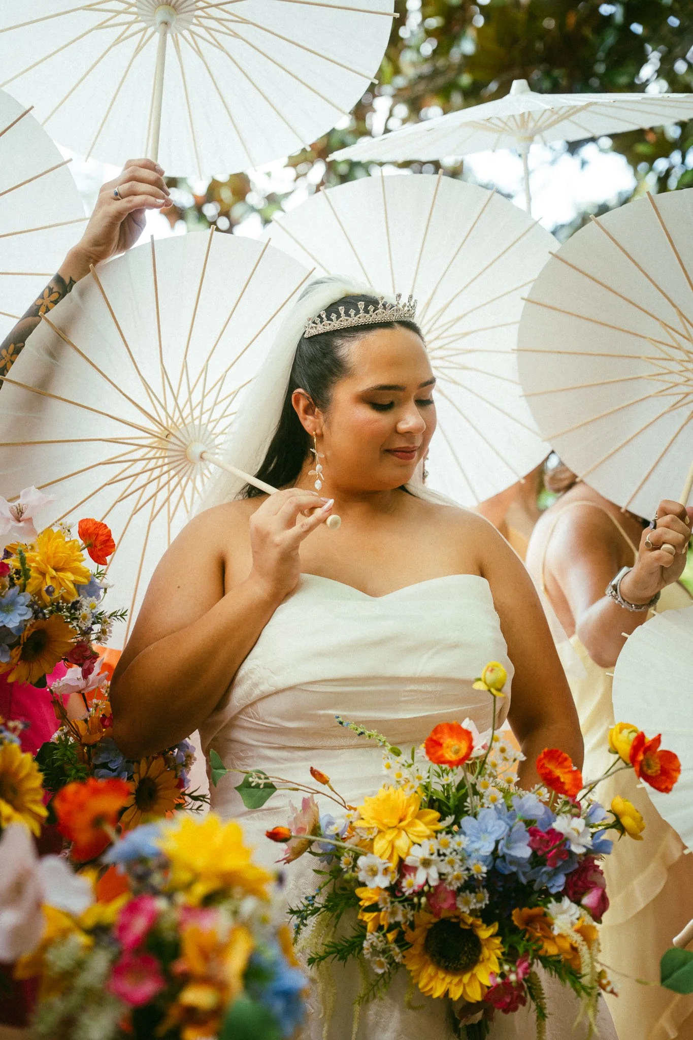 summer-bride-portrait-wildflower-bouquet.jpg