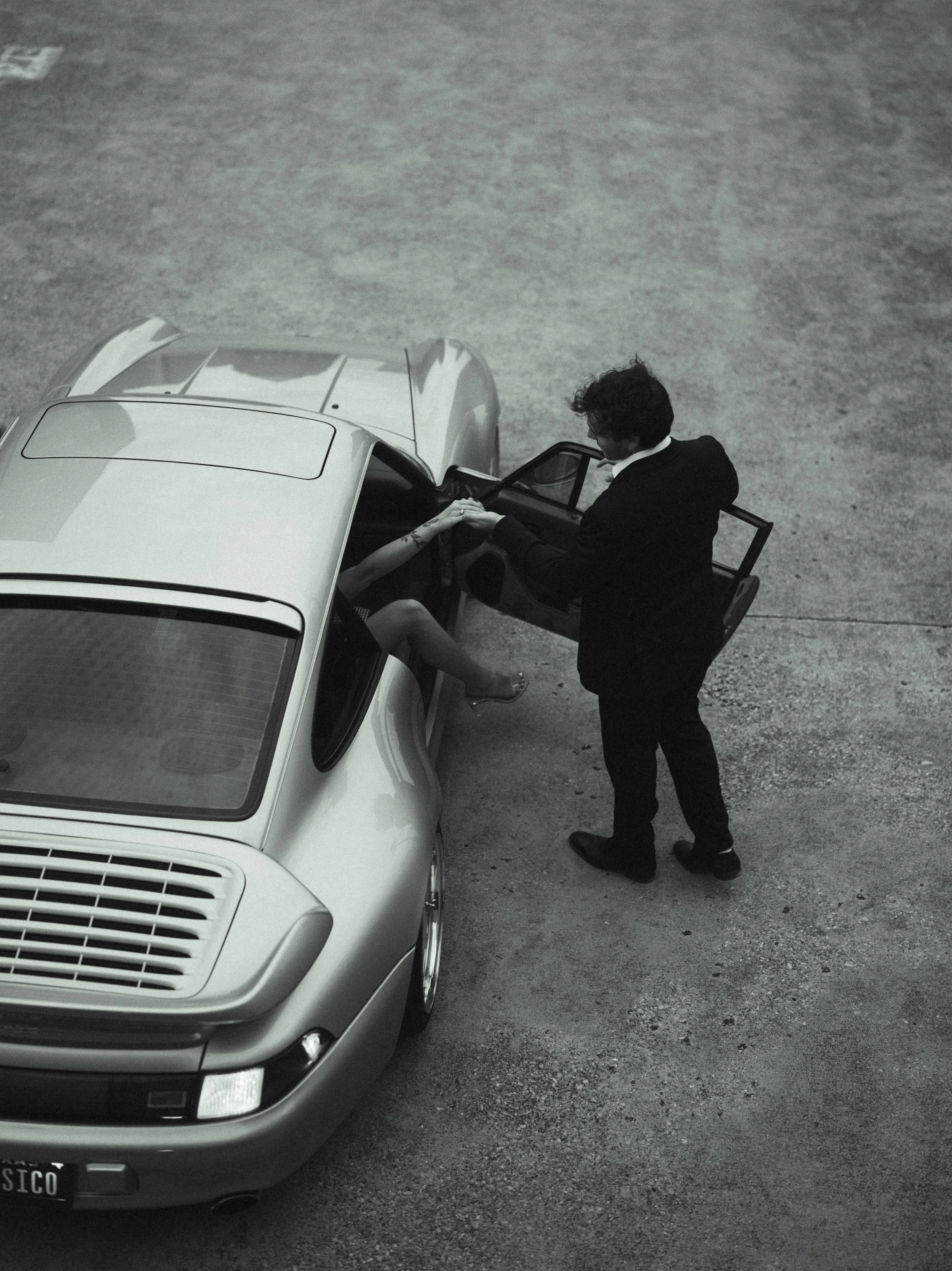 black-and-white-top-down-couples-portrait-classic-car.jpg