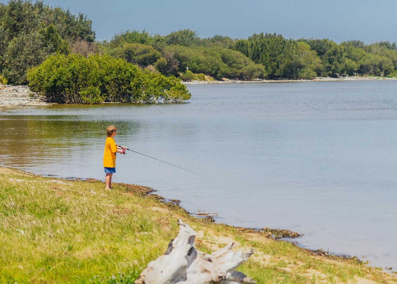 HolidayHaven-Young-boy-fishing-on-the-Shoalhaven-River.jpg