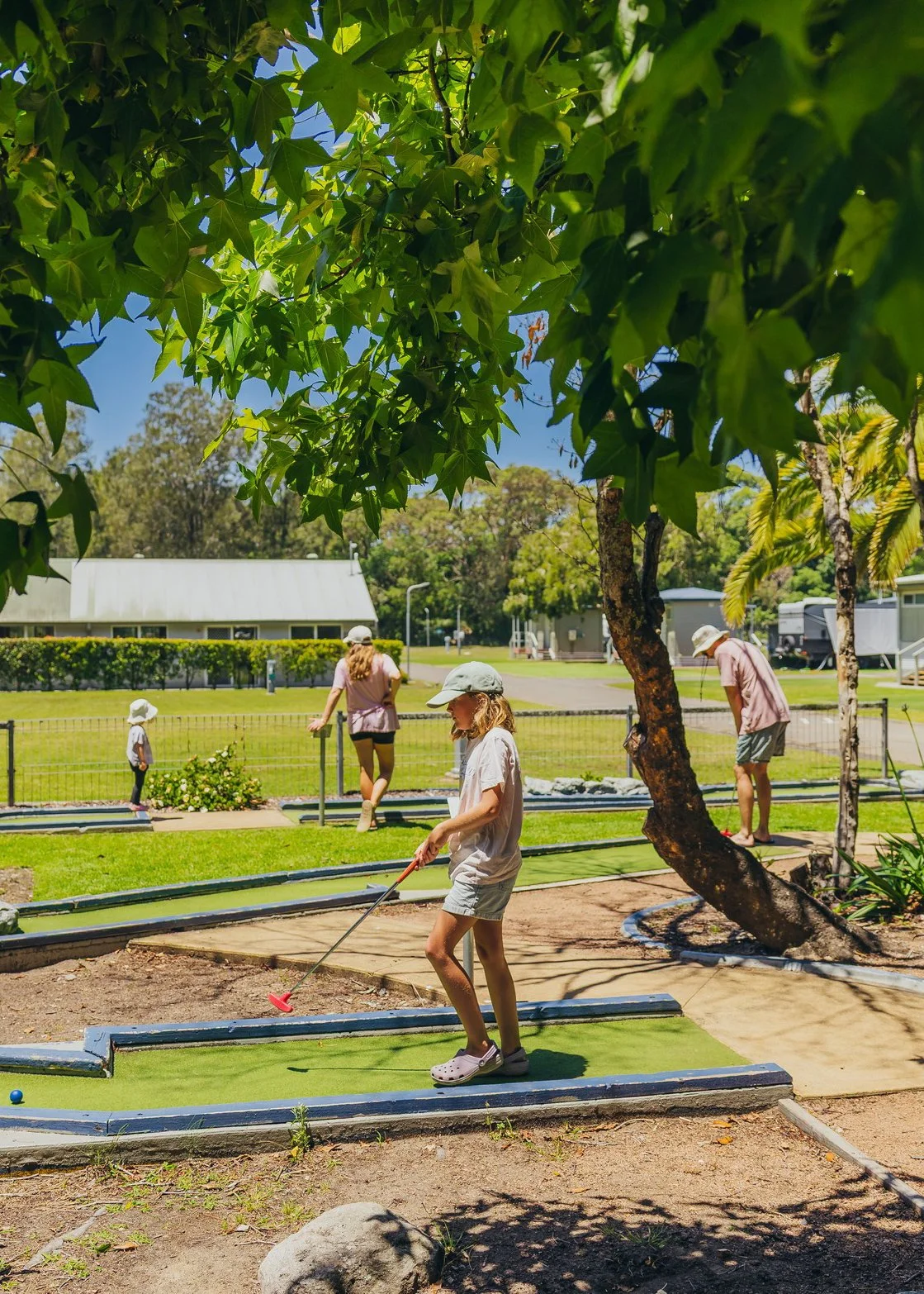 Holiday-Haven-Shoalhaven-Heads-youths-playing-putt-putt-golf.jpg