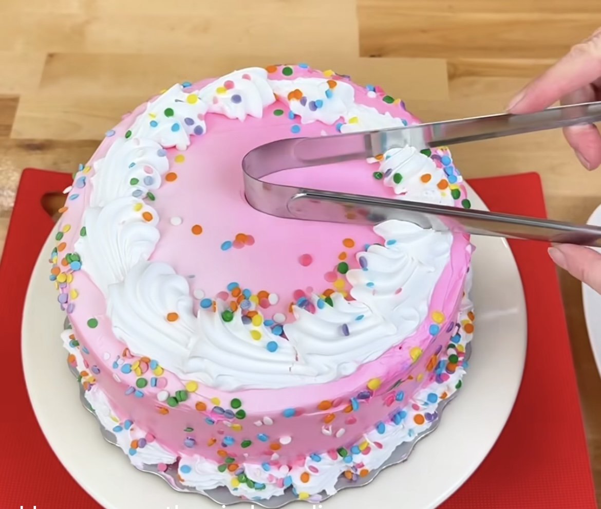 A simple solution to get the perfect piece of cake cut