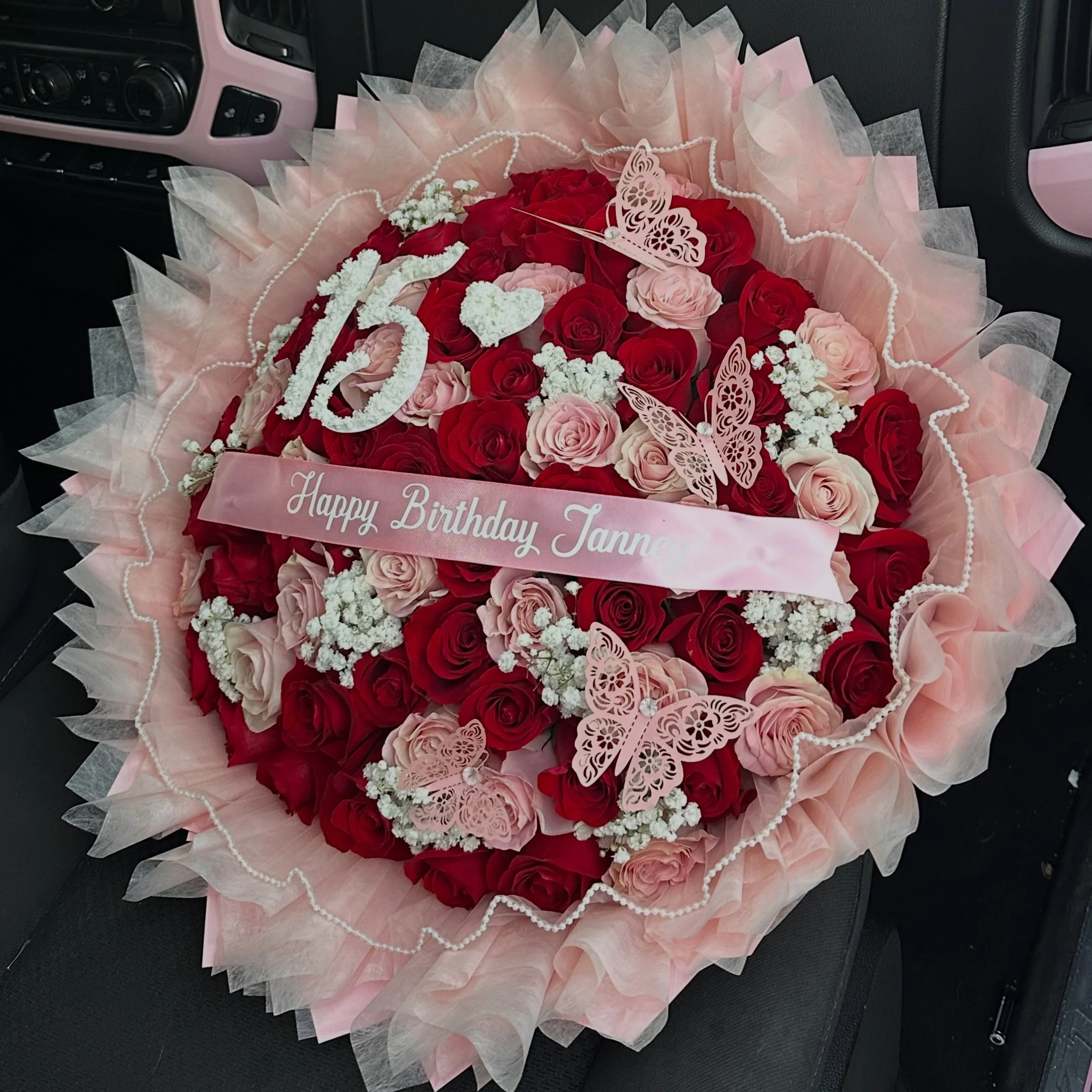 Happy Birthday Rose Bouquets💐🌸✨
💌 Dm us to order!

💸 Don&rsquo;t be shy ask us for any quotes!

🚛We deliver: Monday-Friday

✨Saturday by appointment only, must be ordered by Friday prior 3pm‼️

❌CLOSED EVERY SUNDAY❌ 

🎀 Pickup is in 34208 (Brad