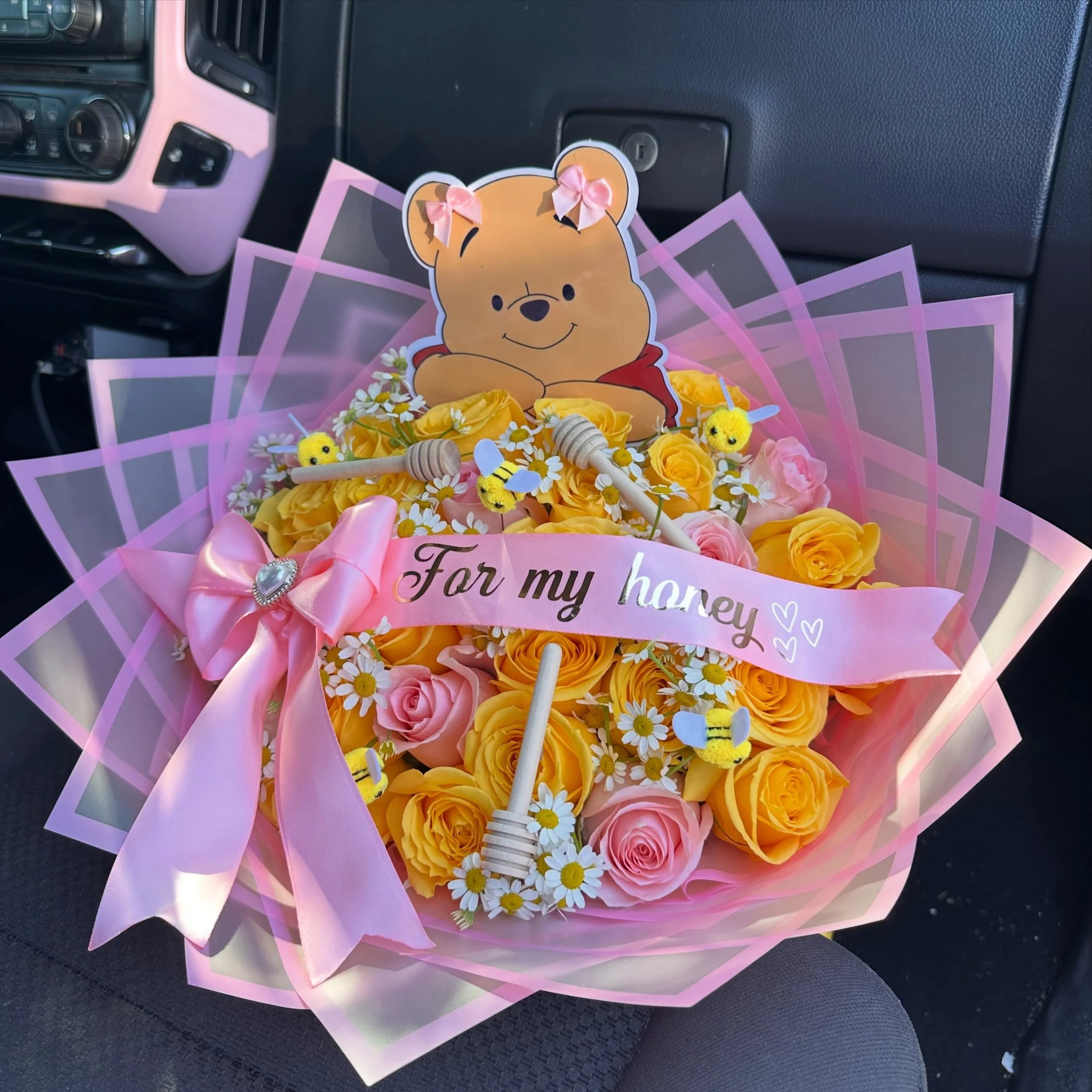 Winnie the Pooh Bouquet 🌸💐💕🍯
💌 Dm us to order!

💸 Don&rsquo;t be shy ask us for any quotes!

🚛We deliver: Monday-Friday

✨Saturday by appointment only, must be ordered by Friday prior 3pm‼️

❌CLOSED EVERY SUNDAY❌ 

🎀 Pickup is in 34208 (Brade
