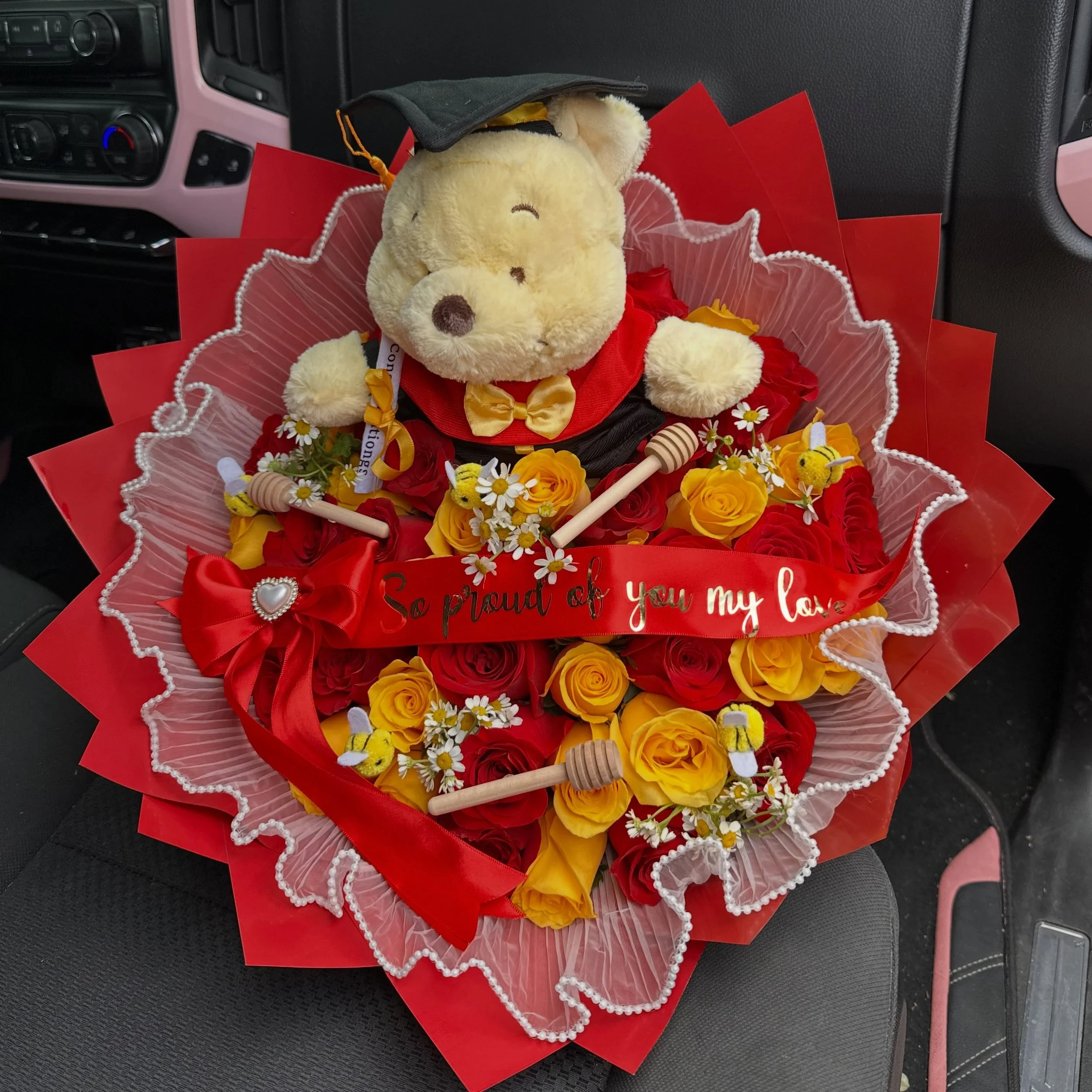 Pooh Grad Bouquet 🎓❤️🍯✨
💌 Dm us to order!

💸 Don&rsquo;t be shy ask us for any quotes!

🚛We deliver: Monday-Friday

✨Saturday by appointment only, must be ordered by Friday prior 3pm‼️

❌CLOSED EVERY SUNDAY❌ 

🎀 Pickup is in 34208 (Bradenton Fl