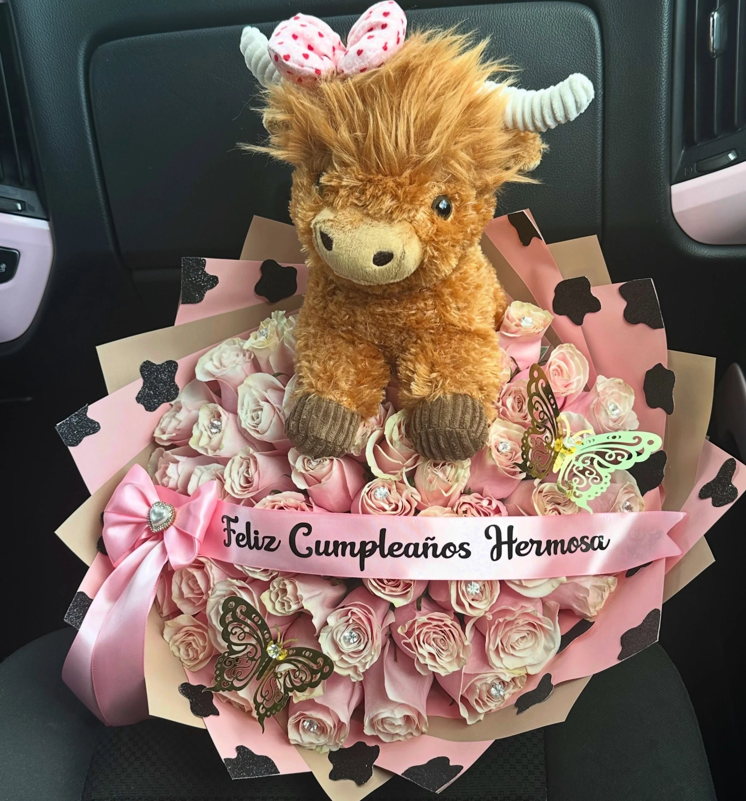 Highland Cow Bouquet 💐🐮💕
💌 Dm us to order!

💸 Don&rsquo;t be shy ask us for any quotes!

🚛We deliver: Monday-Saturday

✨Check out our website (link in our bio)‼️

❌CLOSED EVERY SUNDAY❌ 

🎀 Pickup is in 34208 (Bradenton Florida)
#highlandcow #b