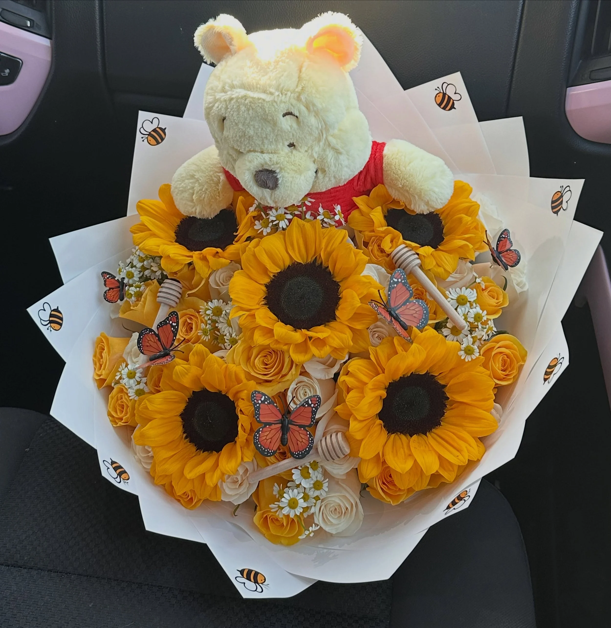Winnie the Pooh with Roses and Sunflowers💐✨

💌 Dm us to order!

💸 Don&rsquo;t be shy ask us for any quotes!

🚛We deliver: Monday-Saturday

✨Check out our website (link in our bio)‼️

❌CLOSED EVERY SUNDAY❌ 

🎀 Pickup is in 34208 (Bradenton Florid