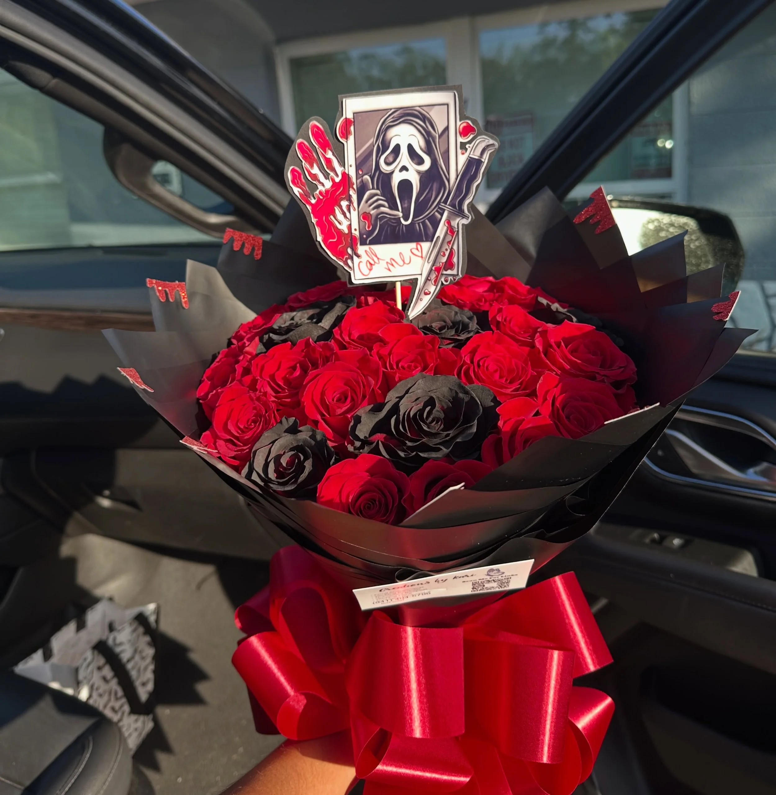 Ghost Face Spooky Bouquet ❤️👻✨
💌 Dm us to order!

💸 Don&rsquo;t be shy ask us for any quotes!

🚛We deliver: Monday-Saturday

✨Check out our website (link in our bio)‼️

❌CLOSED EVERY SUNDAY❌ 

🎀 Pickup is in 34208 (Bradenton Florida)
#spookybouq
