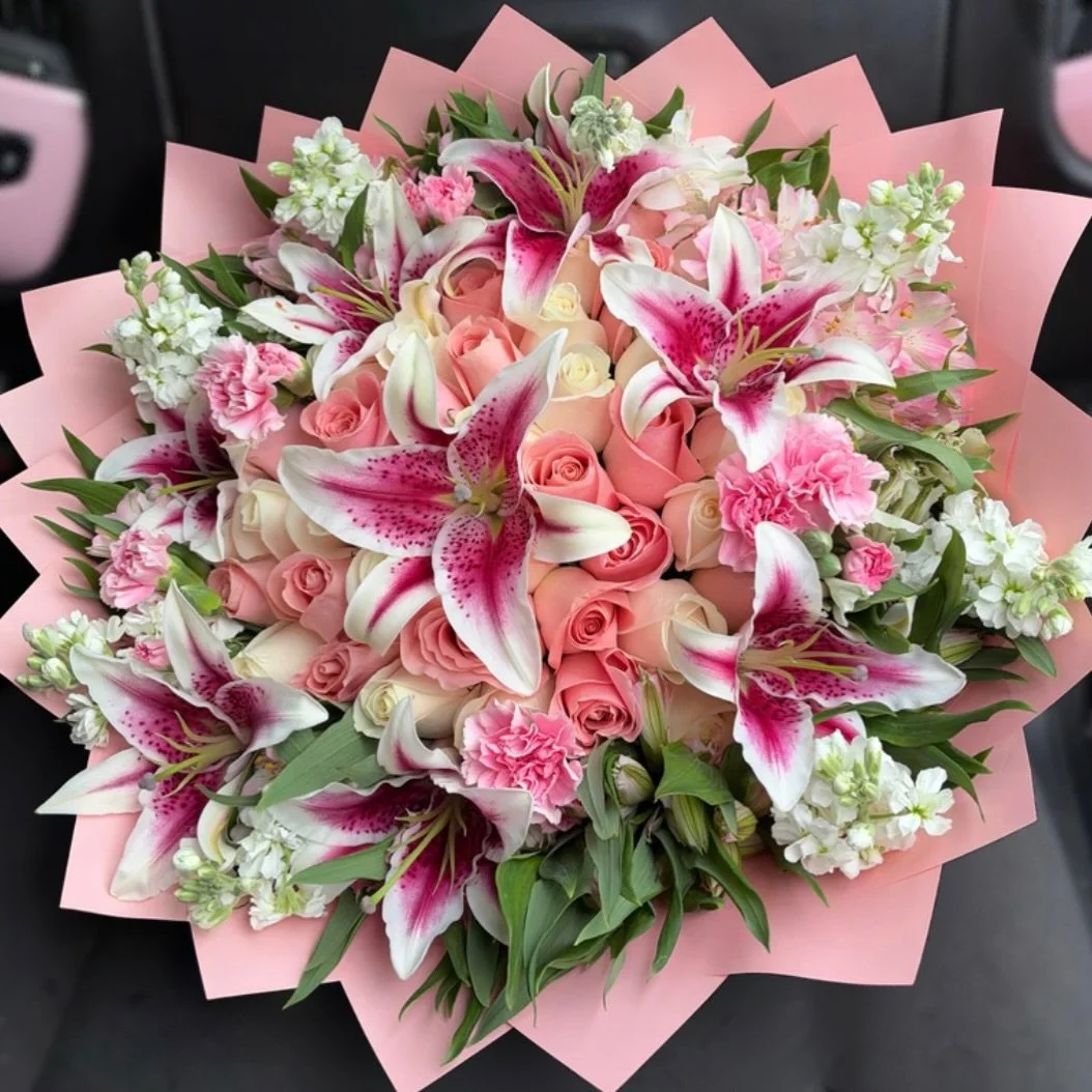 Lily Mix Bouquet 💐🌸✨
 Dm us to order!

💸 Don&rsquo;t be shy ask us for any quotes!

🚛We deliver: Monday-Saturday

✨Check out our website (link in our bio)‼️

❌CLOSED EVERY SUNDAY❌ 

🎀 Pickup is in 34208 (Bradenton Florida)
#lilies #mixbouquet #f