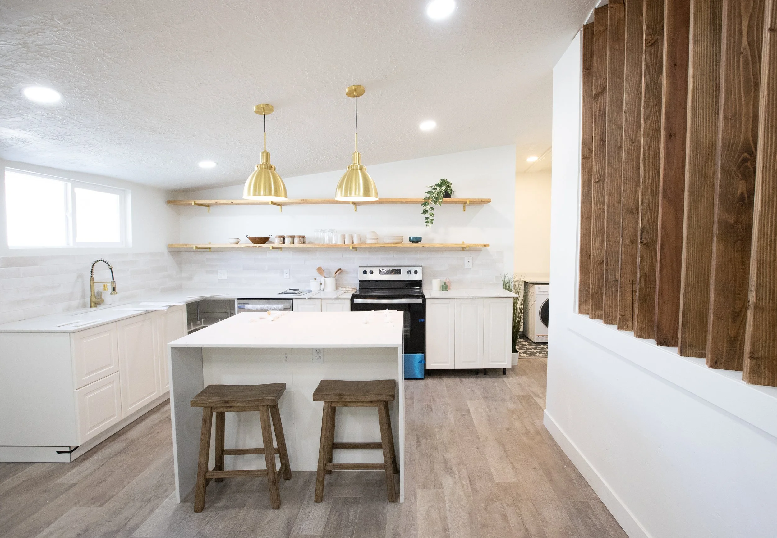 Home-style kitchen with gold accents

A bright and clean kitchen featuring white cabinetry, pendant lights, and gold hardware—ideal for event prep or styled shoots.

Part of our Bridal Suite.