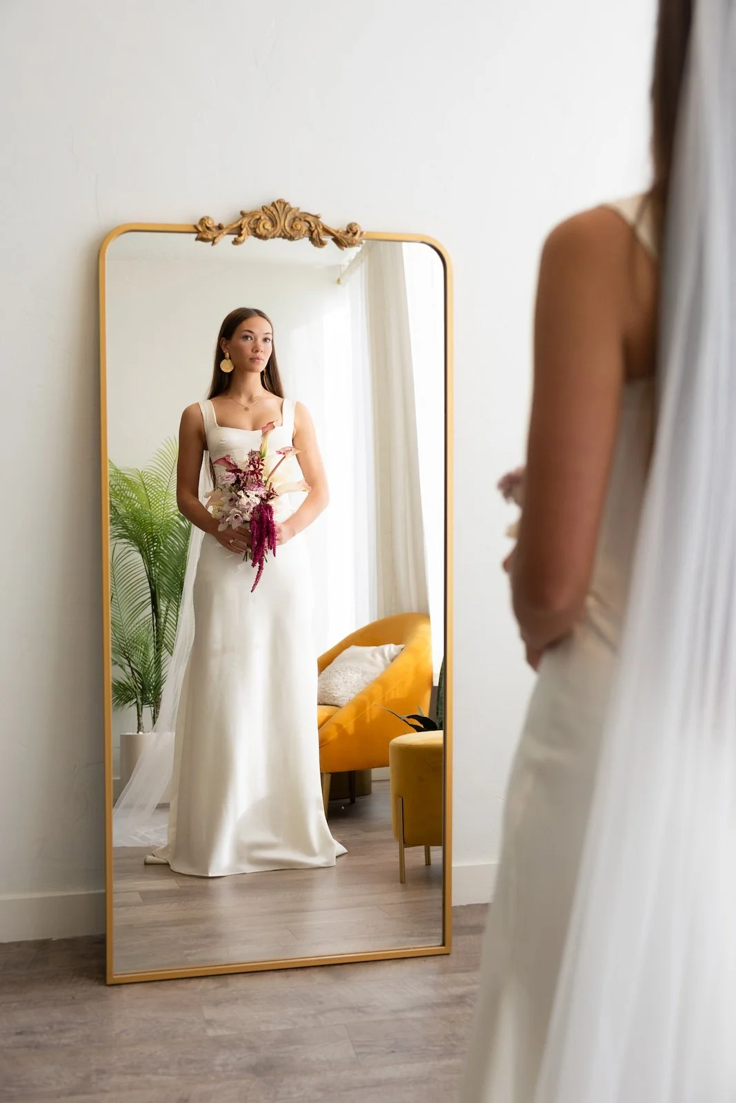 bride-bouquet-mirror-reflection-bridal-room-the-ivory-hall-provo-utah.jpg