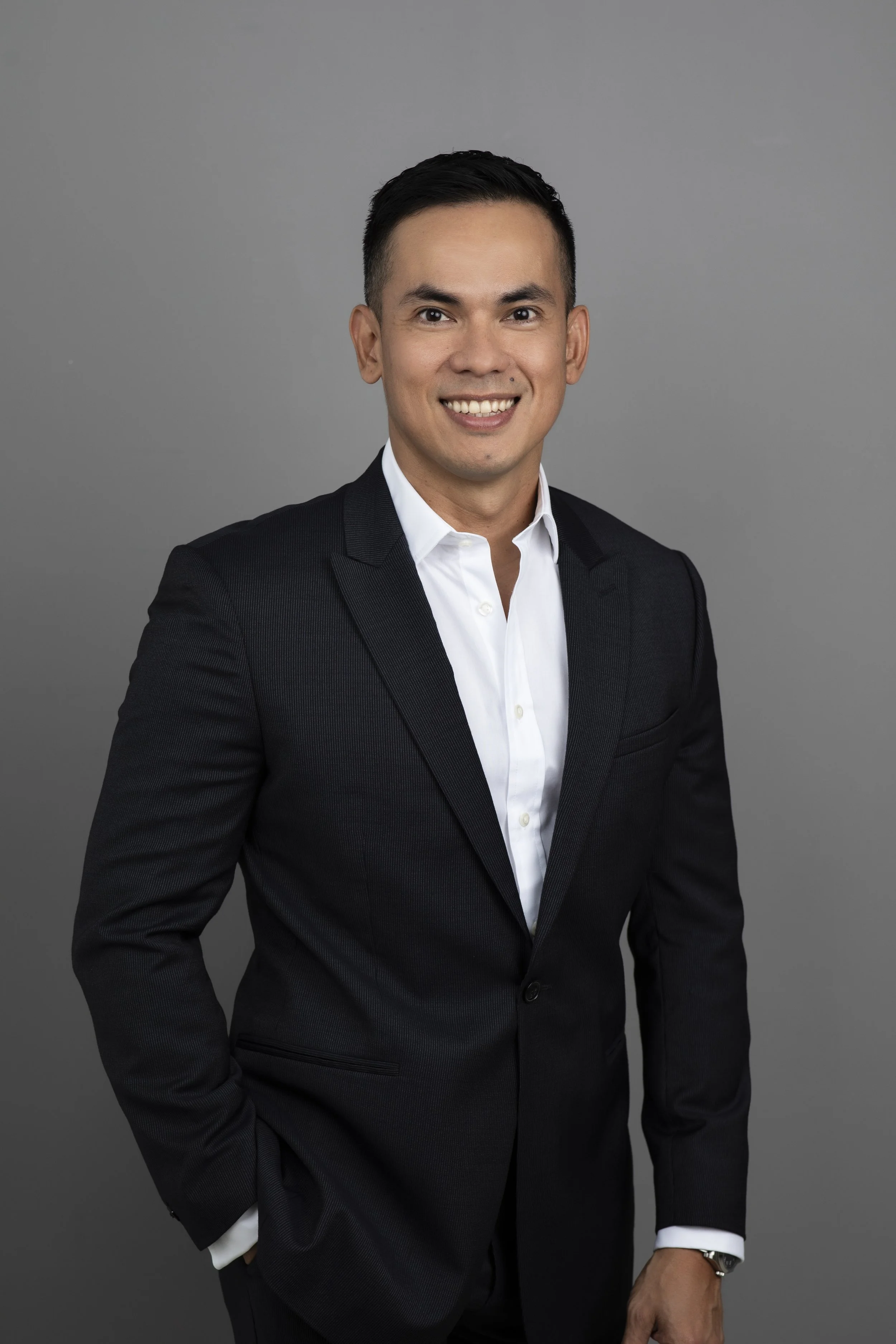 Men on professional outfit, smiling confidently for LinkedIn Headshots