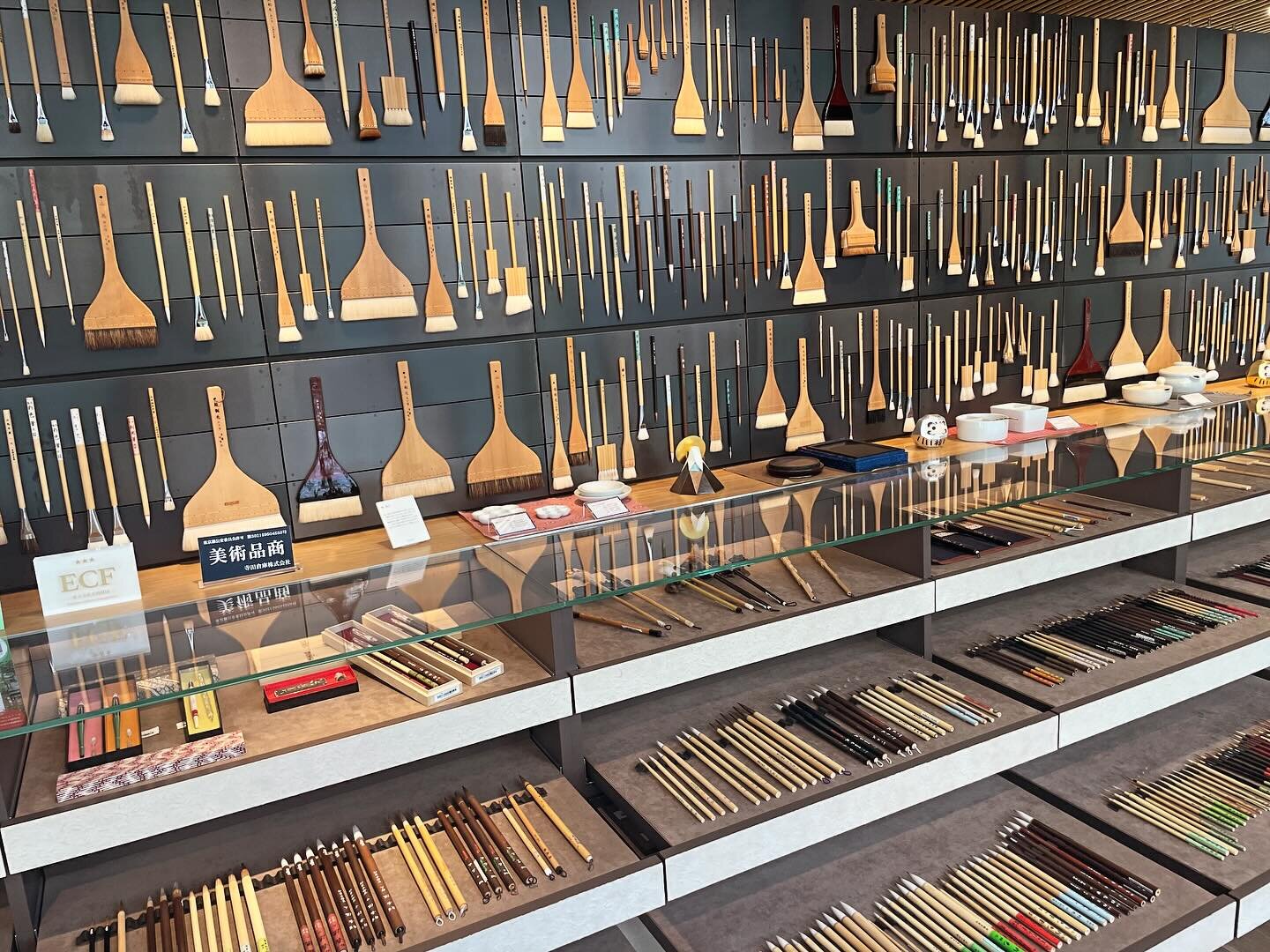 @pigment_tokyo such an amazing store of brushes and pigments. So beautifully presented. I couldn&rsquo;t resist buying more brushes. You can never have too many! #conservationtools #hakebrushes #japanesebrushes #paperconservation #collectpreserve #co