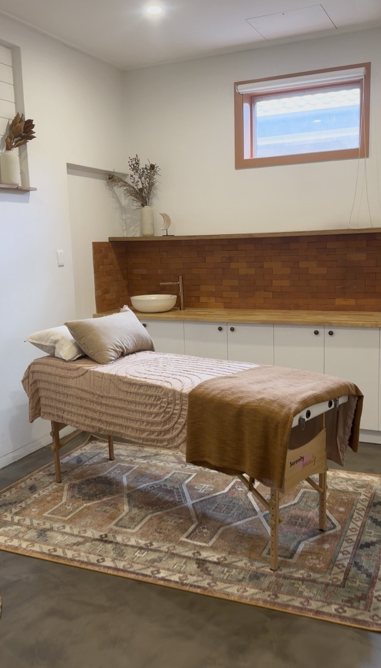 We have a beautiful light filled ROOM FOR RENT now available at Neshima Wellness Collective - Holland Park West Brisbane.  www.neshima.com.au