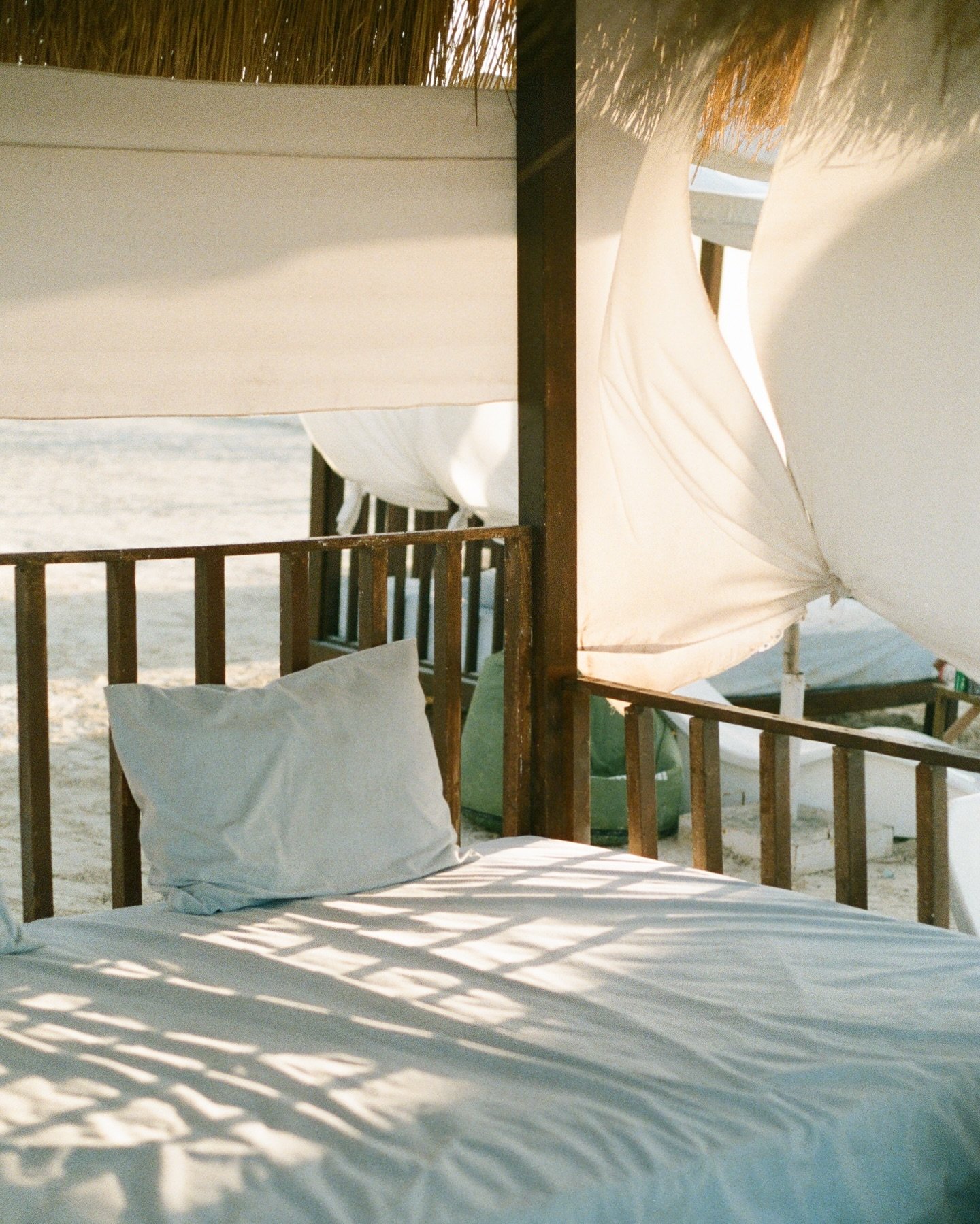 Feeling the wind and the golden warmth of the last few moments of sunlight &mdash; I dream of a peace, of a comfort that long awaits me&hellip;

September 2024 &bull; Hexa Beach | North Coast, Egypt &bull; Pentax K1000 &bull; #35mm | CAS Gold Chrome 