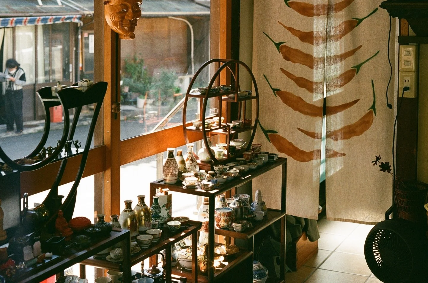 the indoor beauty of sunlit, neutral spaces on film 🍂

October 2024 &bull; Kyoto, Japan &bull; Pentax K1000 &bull; #35mm | Fuji C200

Developed &amp; scanned by @cairoanalogsociety