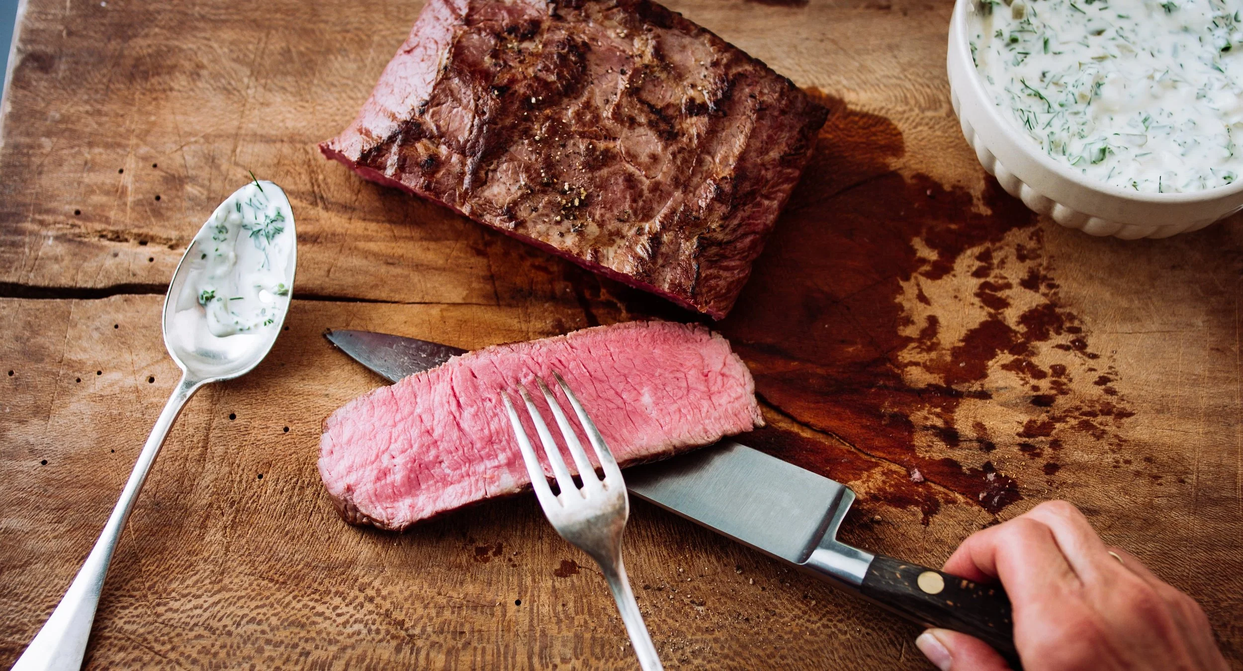 Carne assada malpassada ao meio