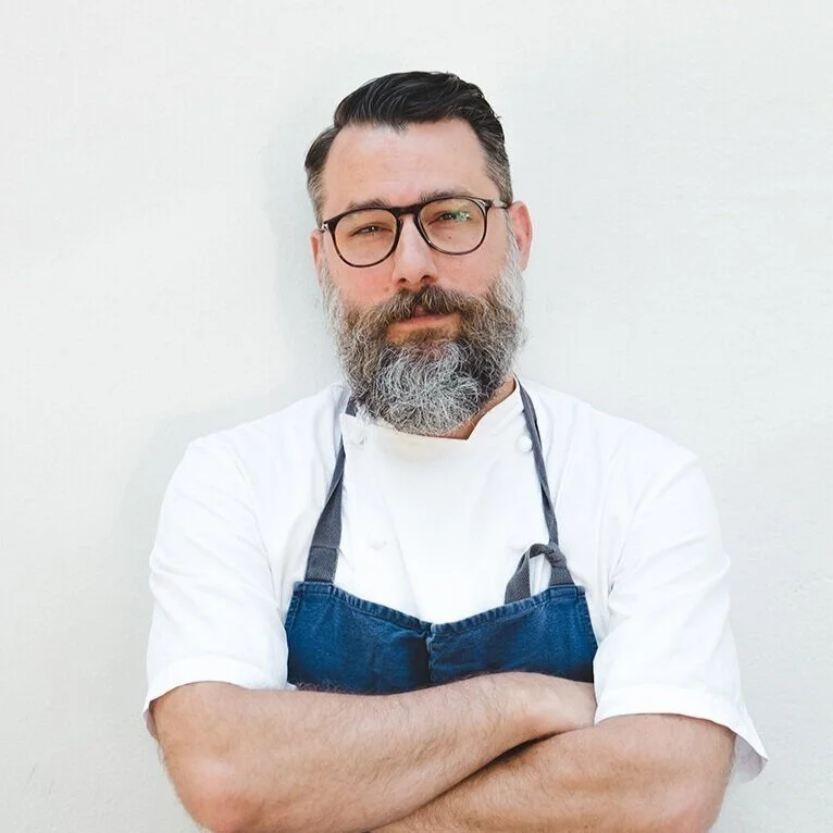 Ritratto di chef a braccia conserte