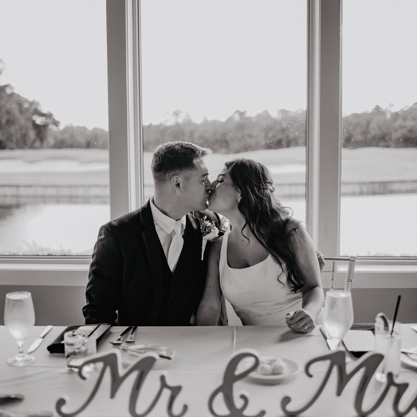 Sweet, simple moments with Mr. &amp; Mrs. Farrell.
.
.
.
.
.
Vendors:
@st.johnsgolf
@jacksonvilleflflowermarket
@one.bridal
@primbridal
@chicbooth
@wrwmusic
.
.
.
.
#jaxphotographer #jaxweddingphotographer 
#jacksonvilleweddingphotographer
#jaxweddin