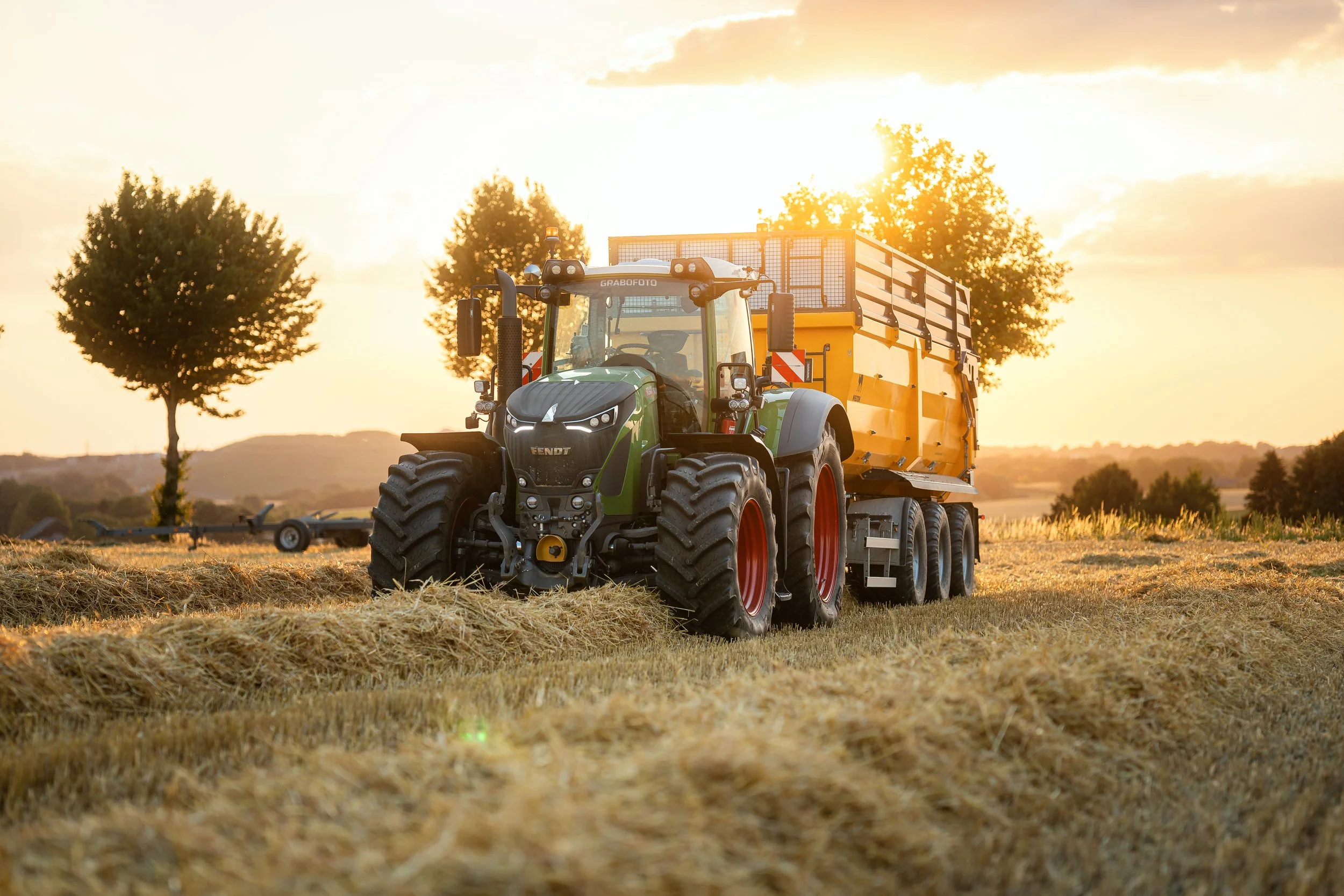 Fendt 900 im Sonnenuntergang.jpg