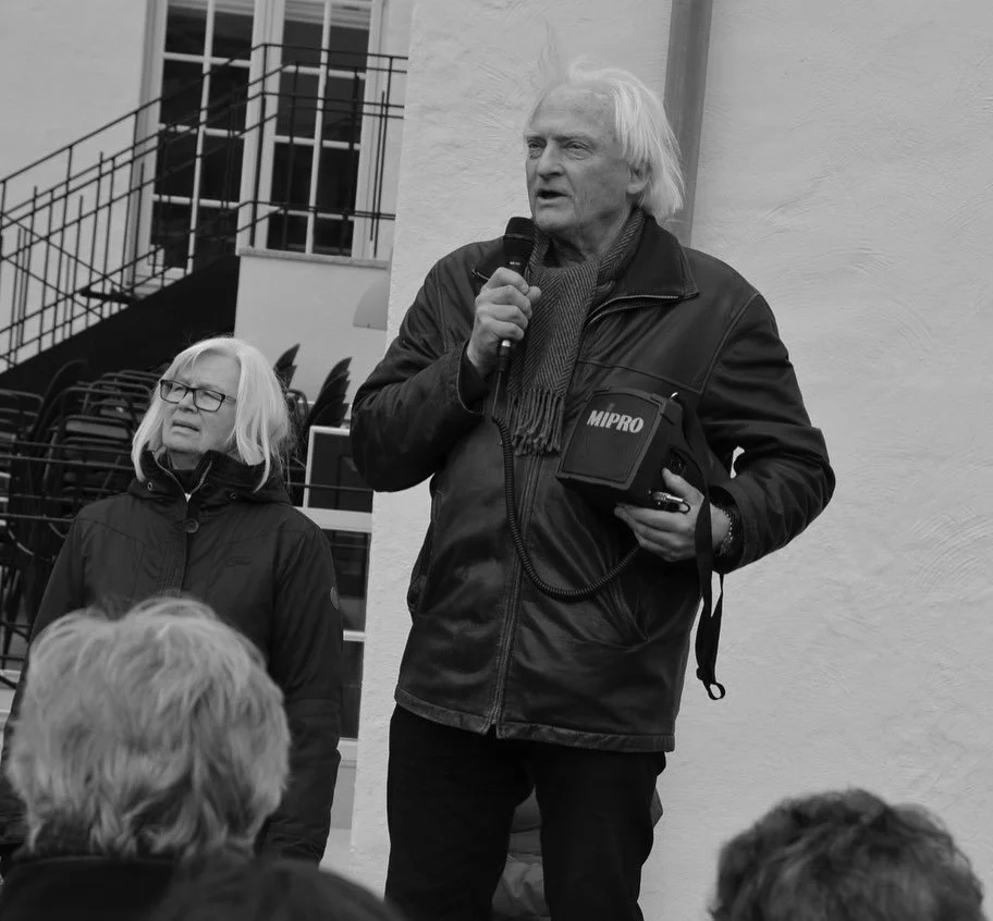 Torsdag 6. februar 2025 gikk v&aring;r alles kj&aelig;re lyslugg, Ola Bettum, dessverre bort, og et stort og umistelig tre falt med dette i skogen v&aring;r.

Ola befant seg p&aring; en helt egen kote i landskapet og det fagfeltet han opererte innenf