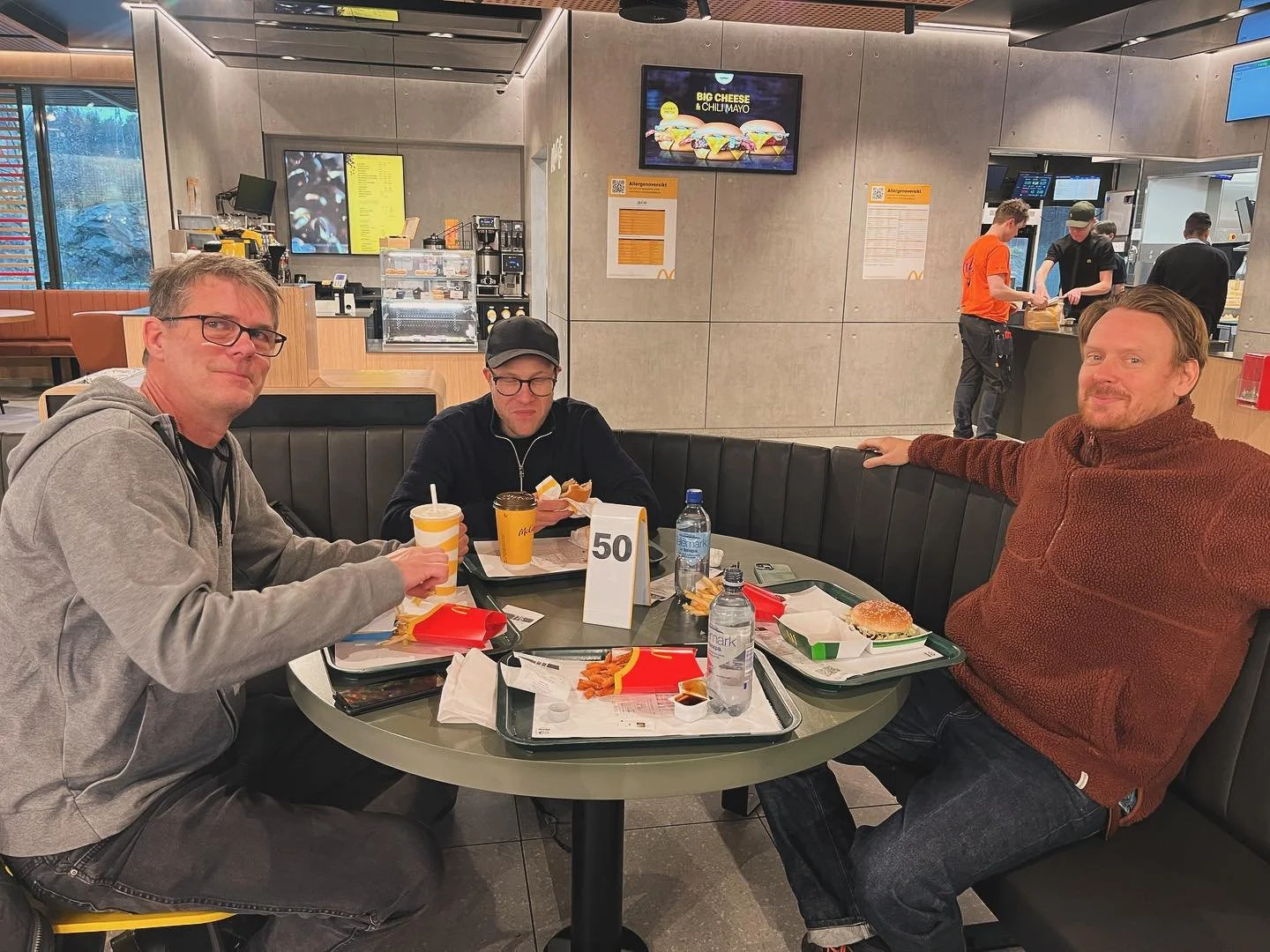 Sender ut en varm hilsen i gr&aring;v&aelig;ret til alle v&aring;re f&oslash;lgere fra dagens teambuilding-sesjon i Dr&oslash;bak!💛 #teambuilding 🫶🏻 #inbyloves