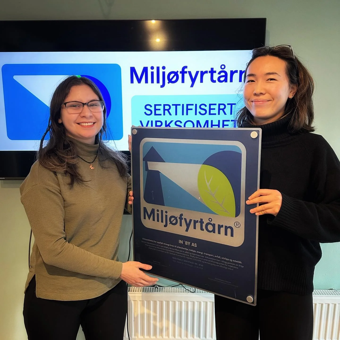 IN&rsquo;BY bare ELSKER tr&aelig;r! 🌲Det er en av grunnene til at vi har v&aelig;rt Milj&oslash;fyrt&aring;rn-sertifisert siden 2012, og er resertifisert for tre nye &aring;r. 🥳 Det betyr at vi fortsatt arbeider med mer milj&oslash;vennlig drift og