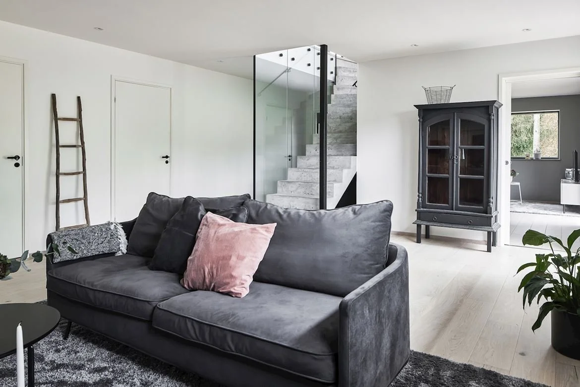 nordstrom-kelly-arkitekter-villa-nordic-goteborg-grå-soffa.jpg