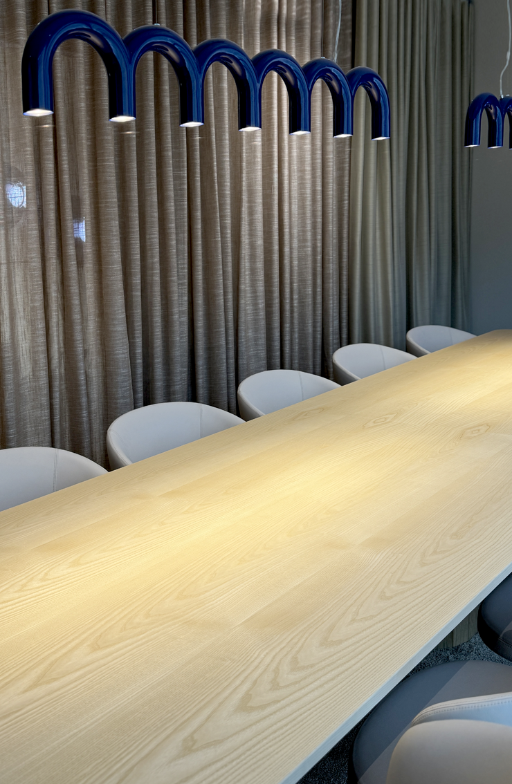 Formica konferens stor lampa Nordstrom Kelly Arkitekter.png