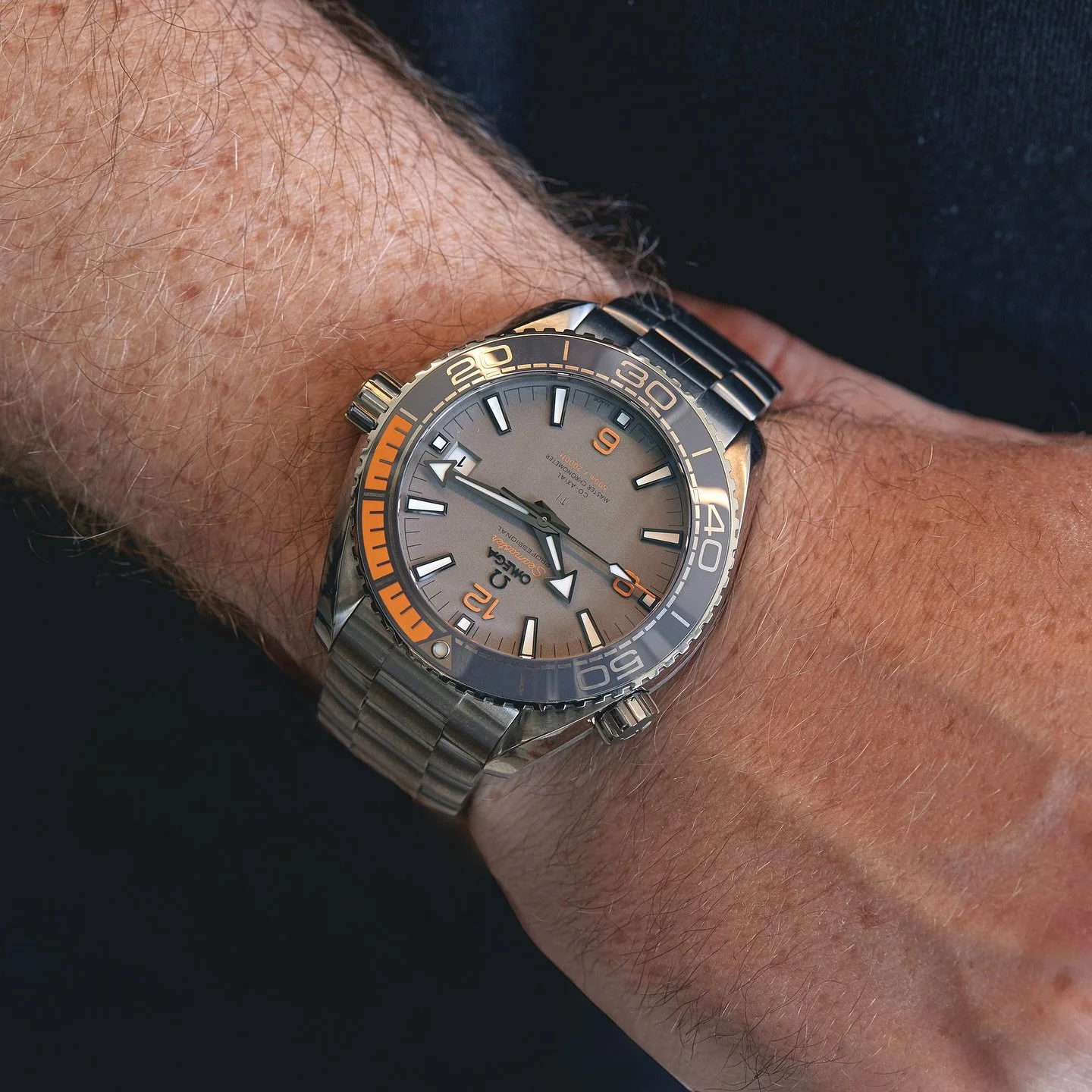 Tough meets sleek &ndash; the Planet Ocean Titanium. Lightweight titanium, 600m depth rating, and that bold grey Roman dial look. This one&rsquo;s built for both serious diving or serious desk duty.

#omega #seamasterplanetocean #planetoceantitanium 