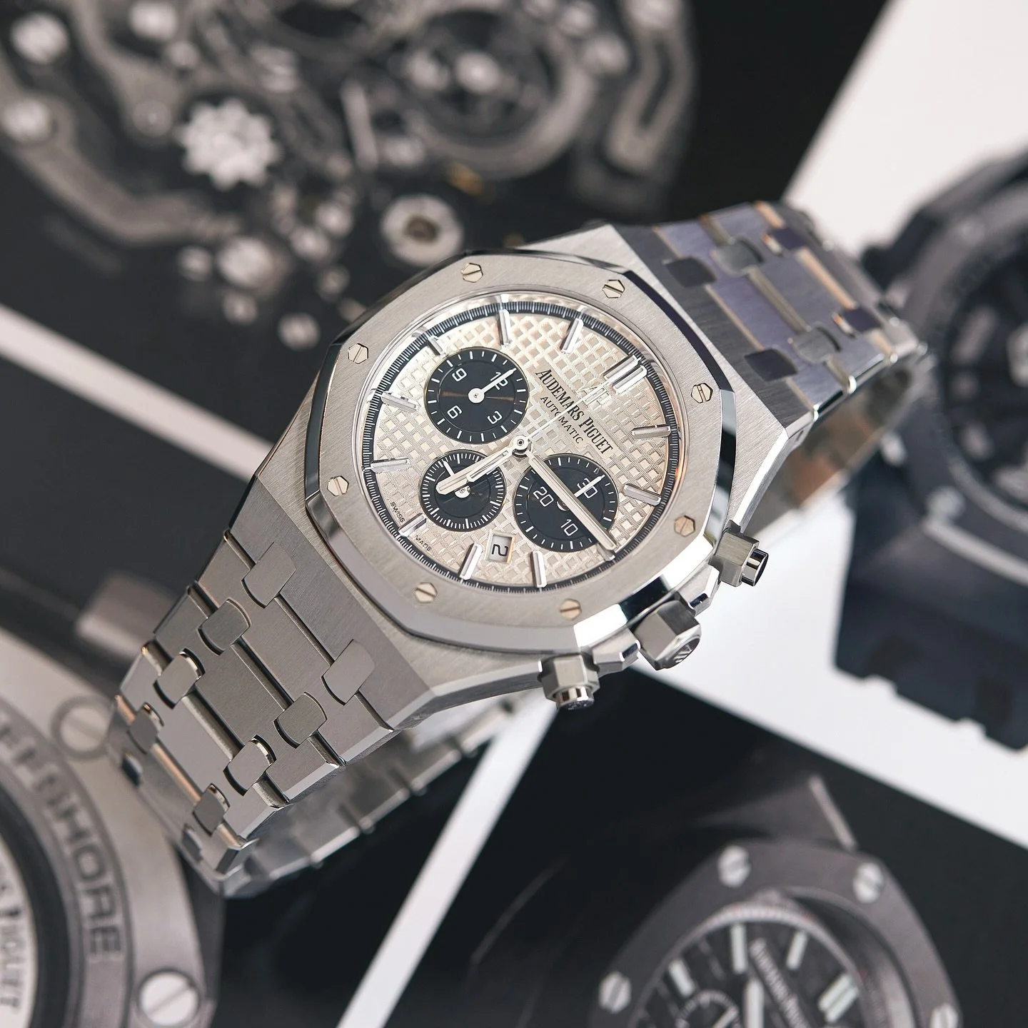 Steel, symmetry, and serious style.
The Audemars Piguet Royal Oak Chronograph 26331ST delivers unmistakable presence — from the tapisserie dial to the integrated bracelet, it’s every bit the modern classic.
#audemarspıguet #royaloak #roy