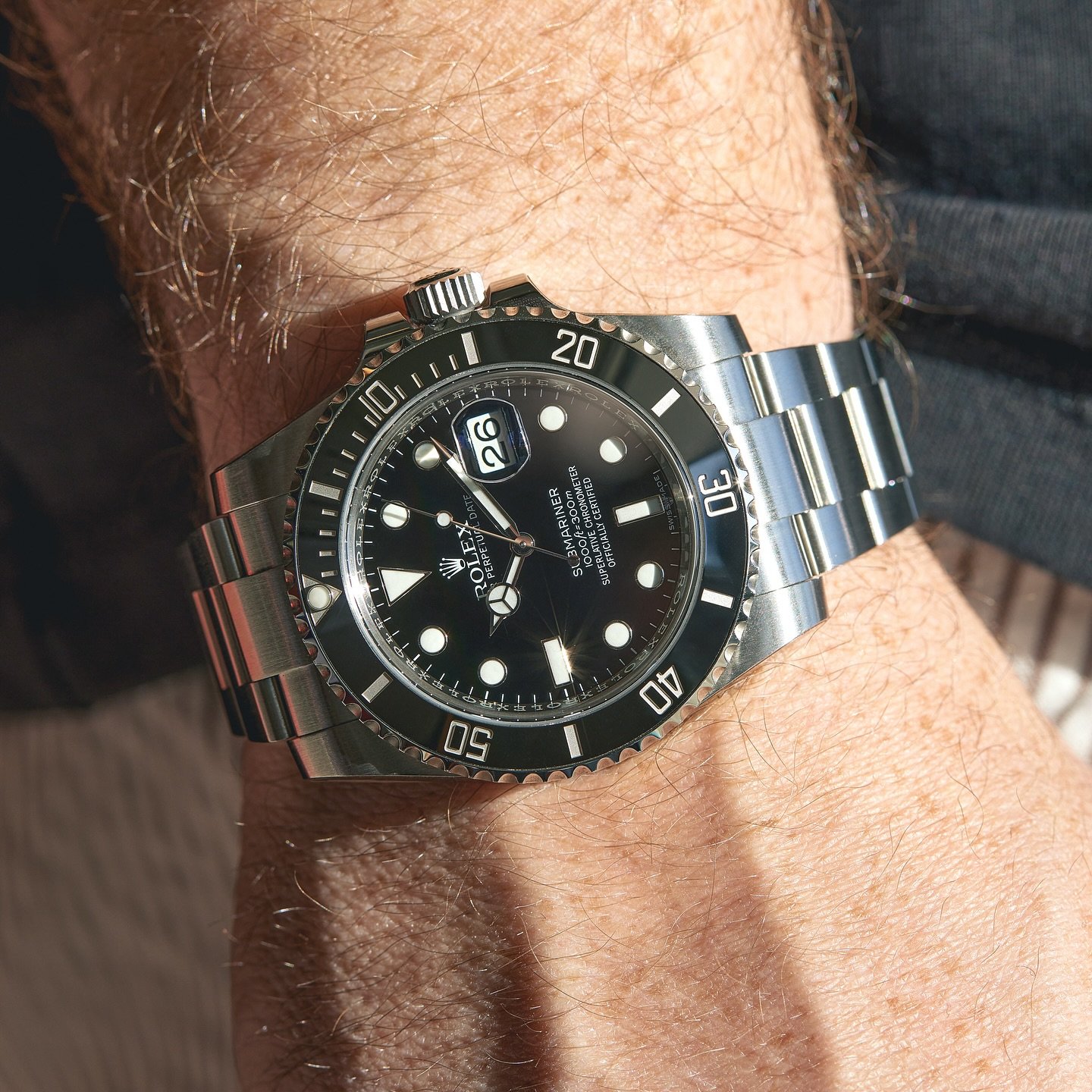 Fresh off the press - the Rolex Submariner 116610LN, still partially stickered. Stainless steel, black bezel, timeless dive icon. Are you ready to peel it or preserve it? 😏
#rolex #submariner #rolexsub #116610ln #divewatch #watchcollector #luxurywa
