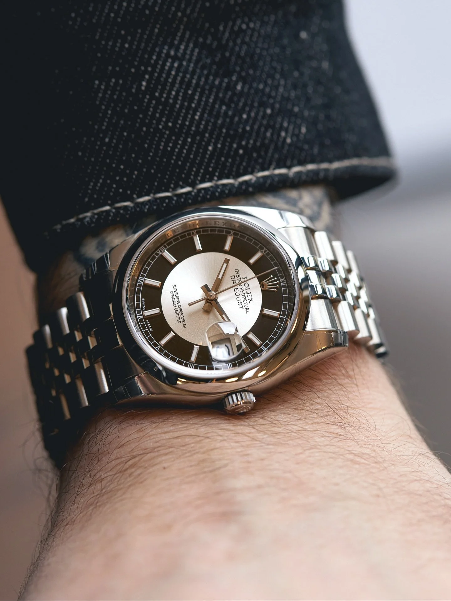 Rolex Datejust 116200 - 36mm Oystersteel, calibre 3135, tuxedo dial and roulette date wheel. A subtle configuration within the line, where the dial layout and contrasting chapter ring do most of the talking.

#thewatchbarn #chrono24 #rolex #datejust 