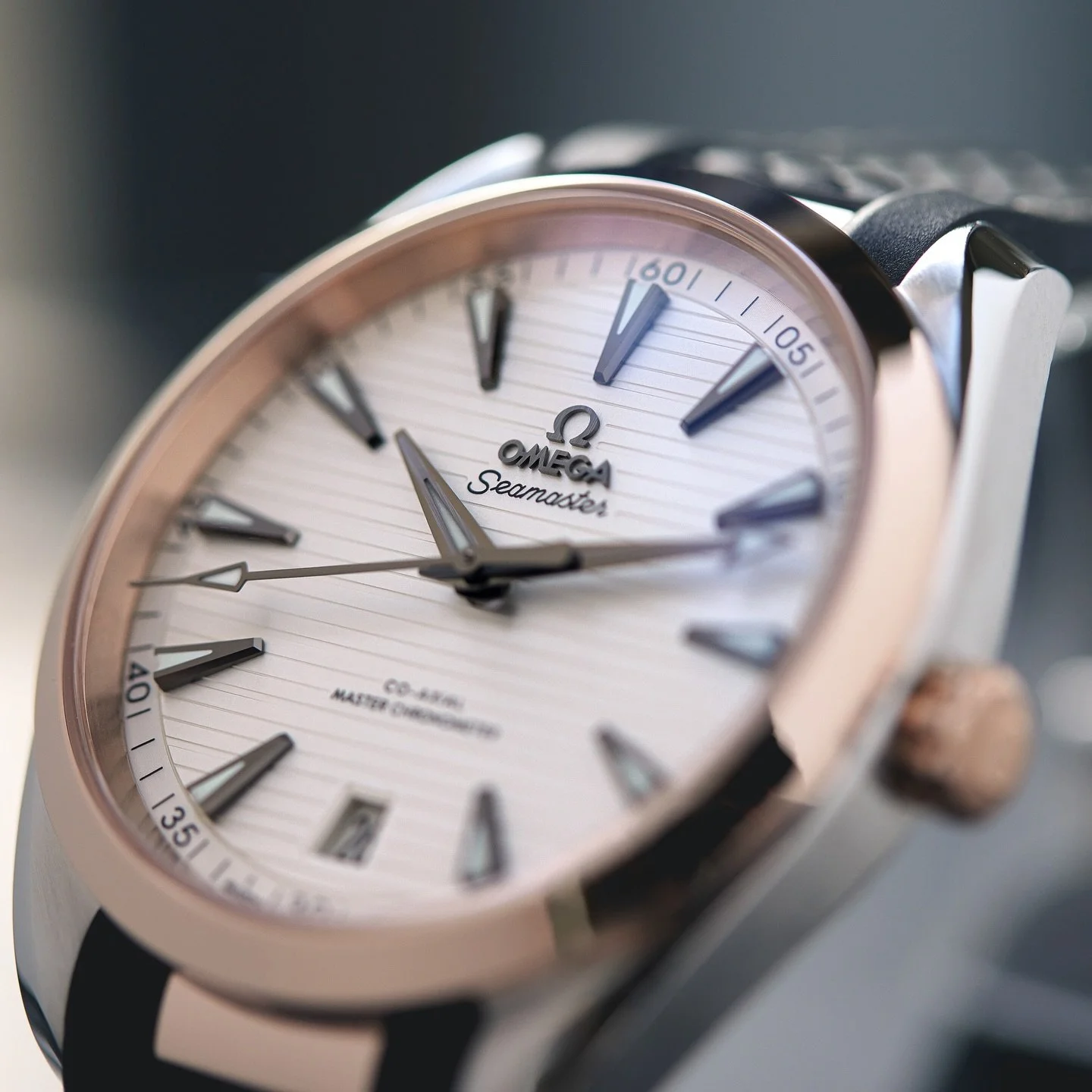 Omega Seamaster Aqua Terra - Ref. 220.22.41.21.02.001 - a steel and rose-gold Aqua Terra carrying design cues from Omega&rsquo;s early Seamasters, paired with a METAS-certified movement built for modern reliability.

#thewatchbarn #chrono24 #Omega #A
